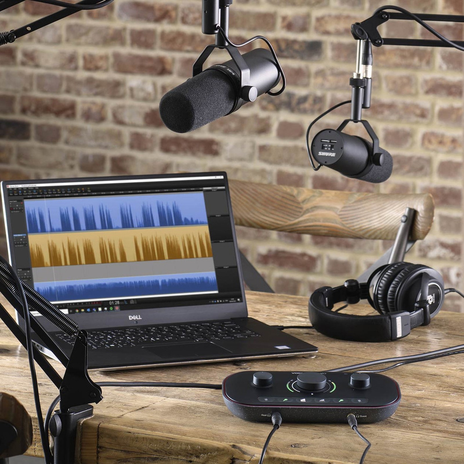 Podcast Setup mit Focusrite Vocaster Two, laptop, microphone, and headphones