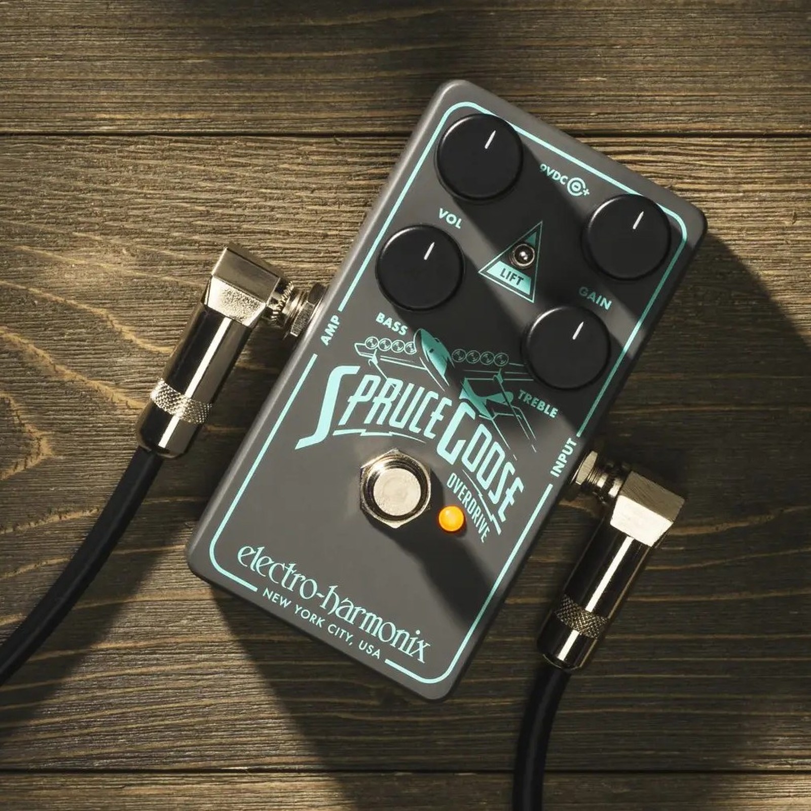 Electro Harmonix Spruce Goose Overdrive auf einem Holzboden