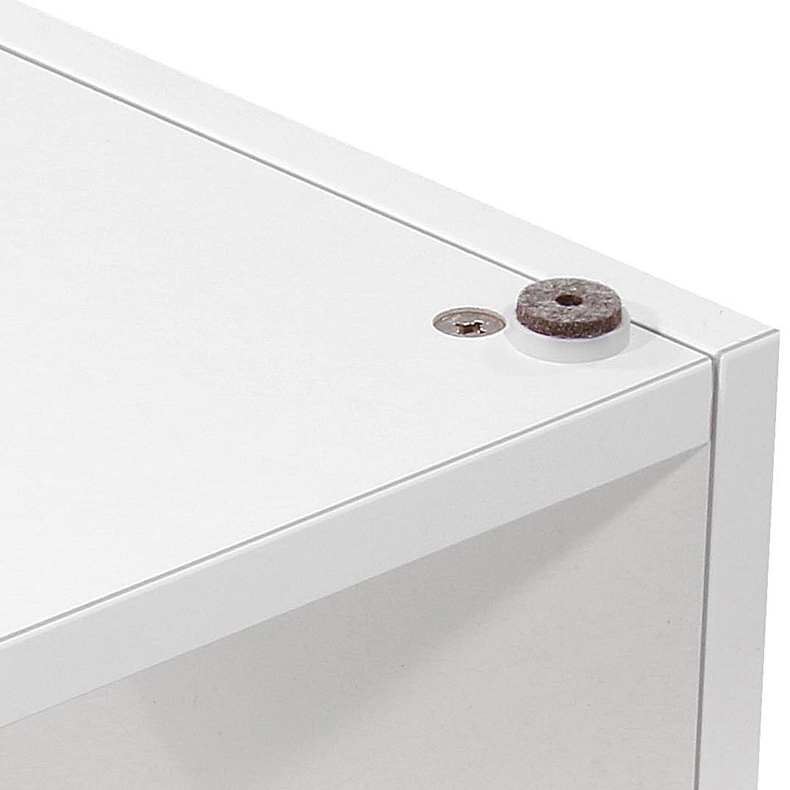 Unterseite des Thon Studio Desktop 8U WH