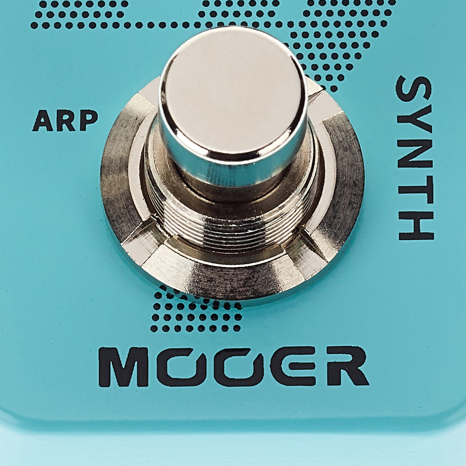 Mooer E7 Polyphonic Guitar Synth. Detail Logo
