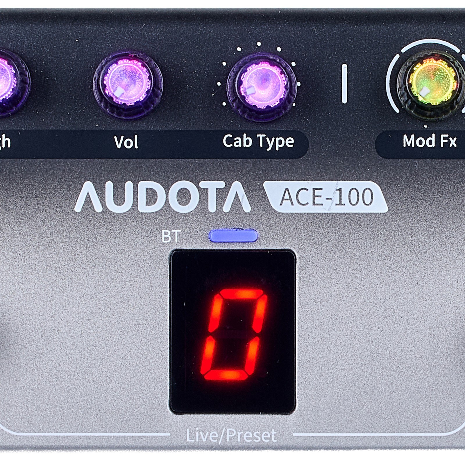Regler, Display und ein Fußtaster des Audota ACE-100 Combined Effects Pedal 