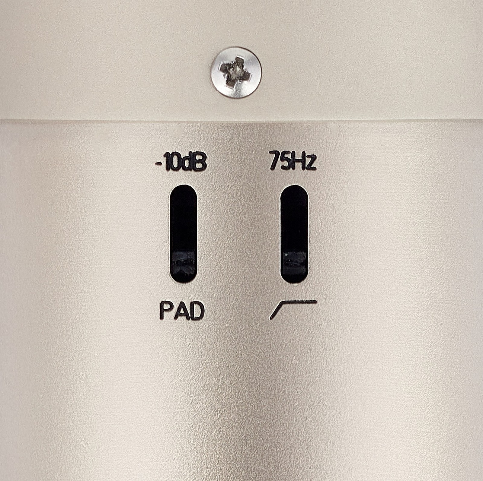 Schalter für Pad und Low Cut Trittschall Schutz auf der Rückseite des United Microphones UT Fet47