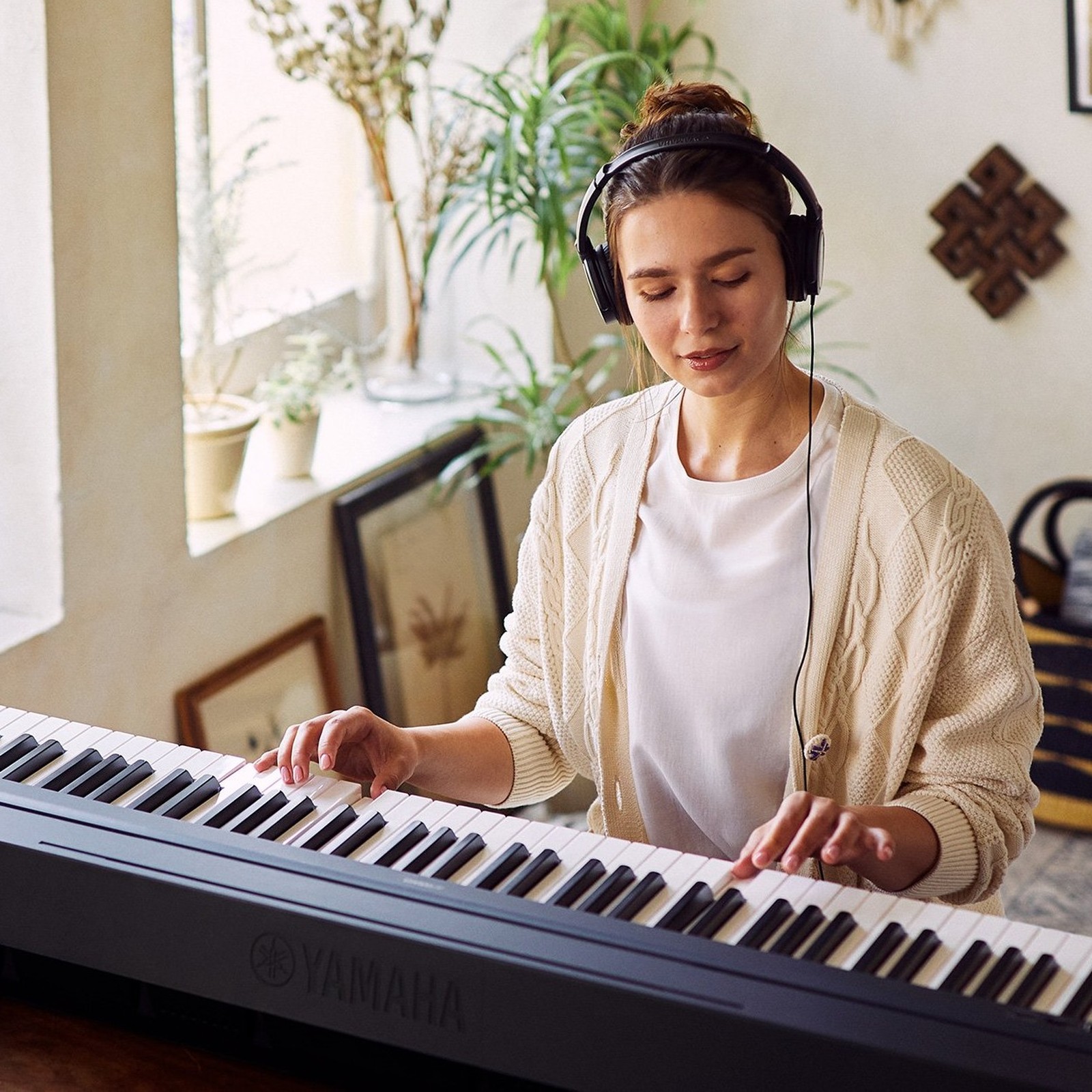 Pianistin spielt das Digitalpiano Yamaha P45 B
