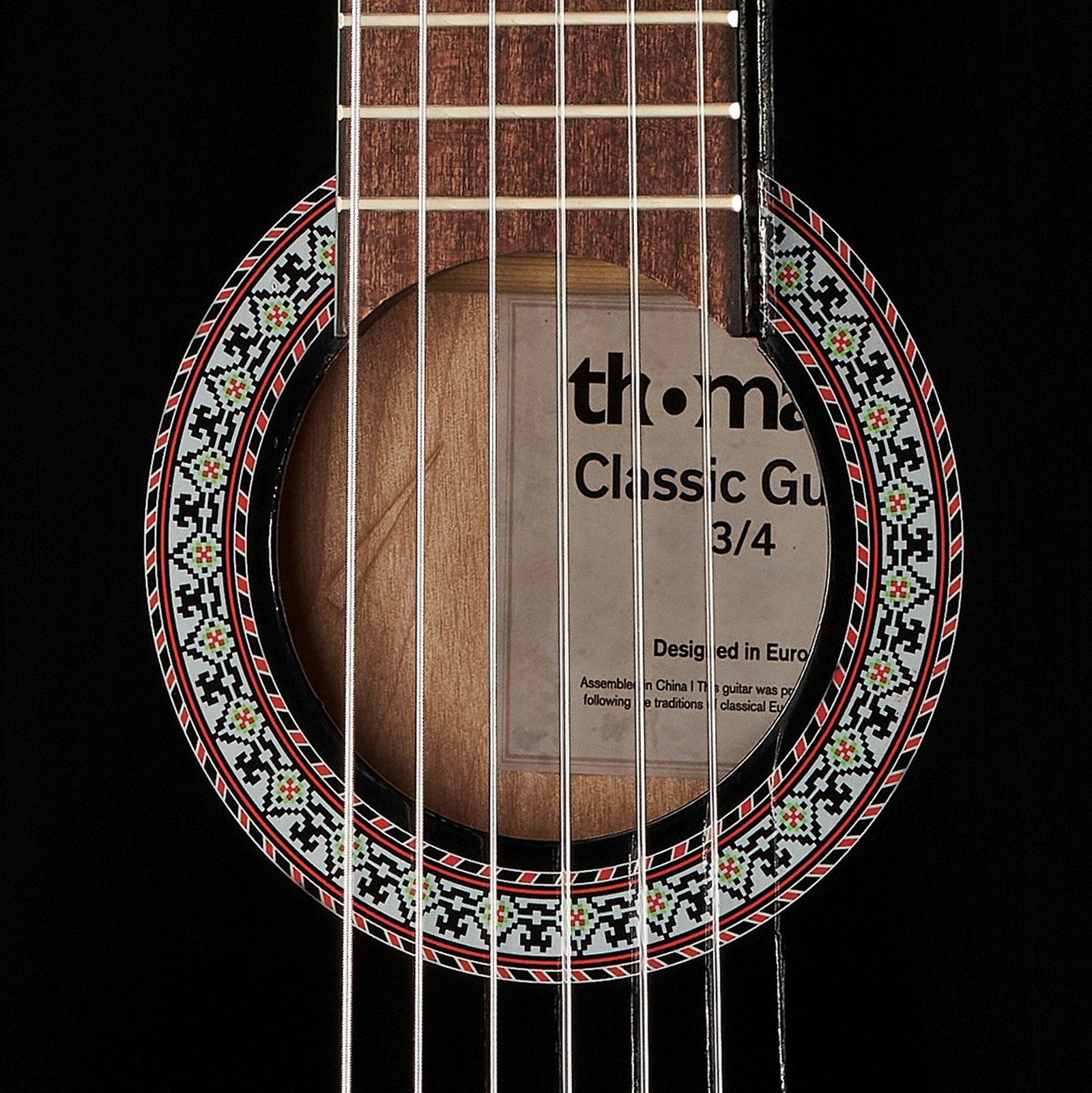 Schallloch auf einer schwarzen Klassikgitarre