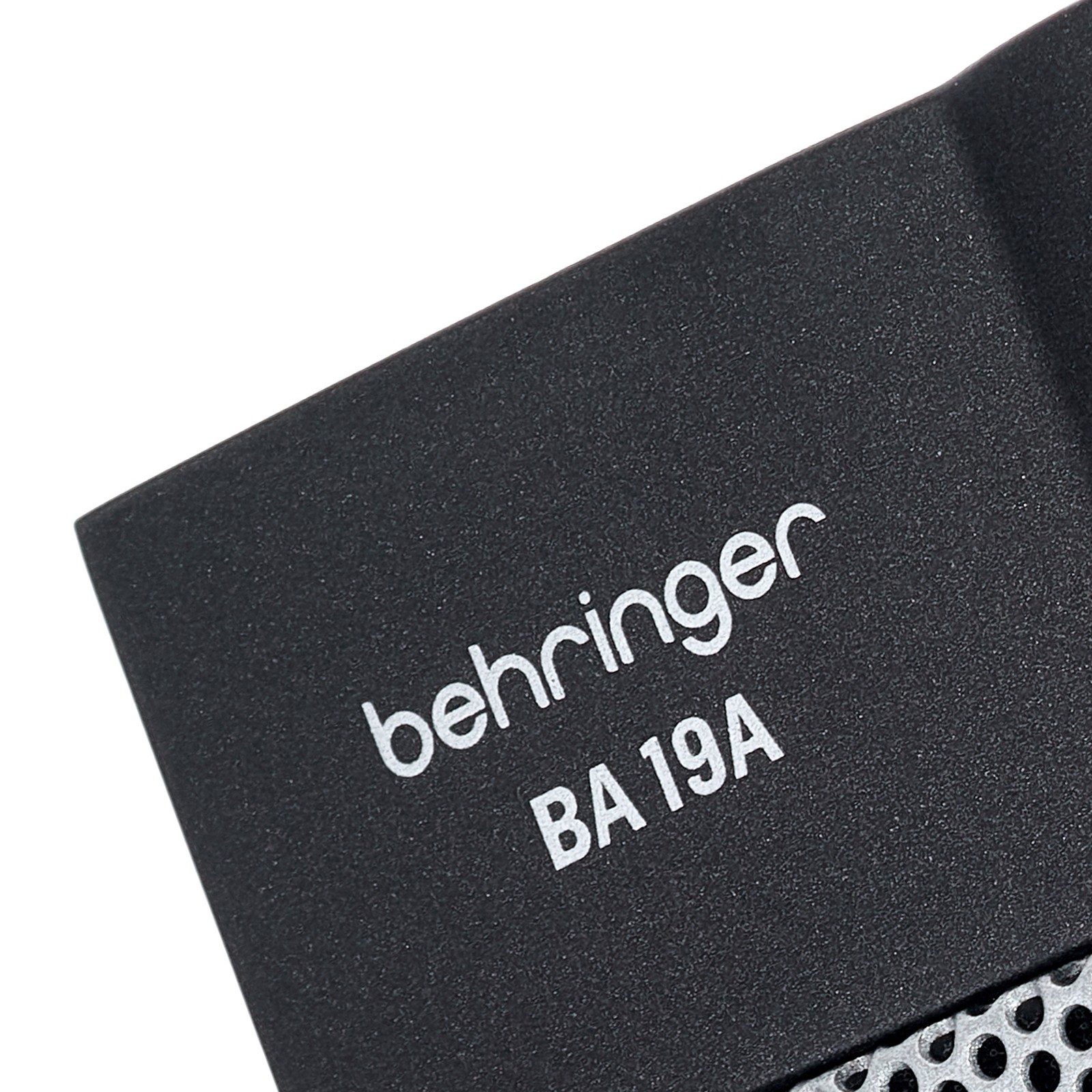 Logo sur le bord du BA 19a de Behringer