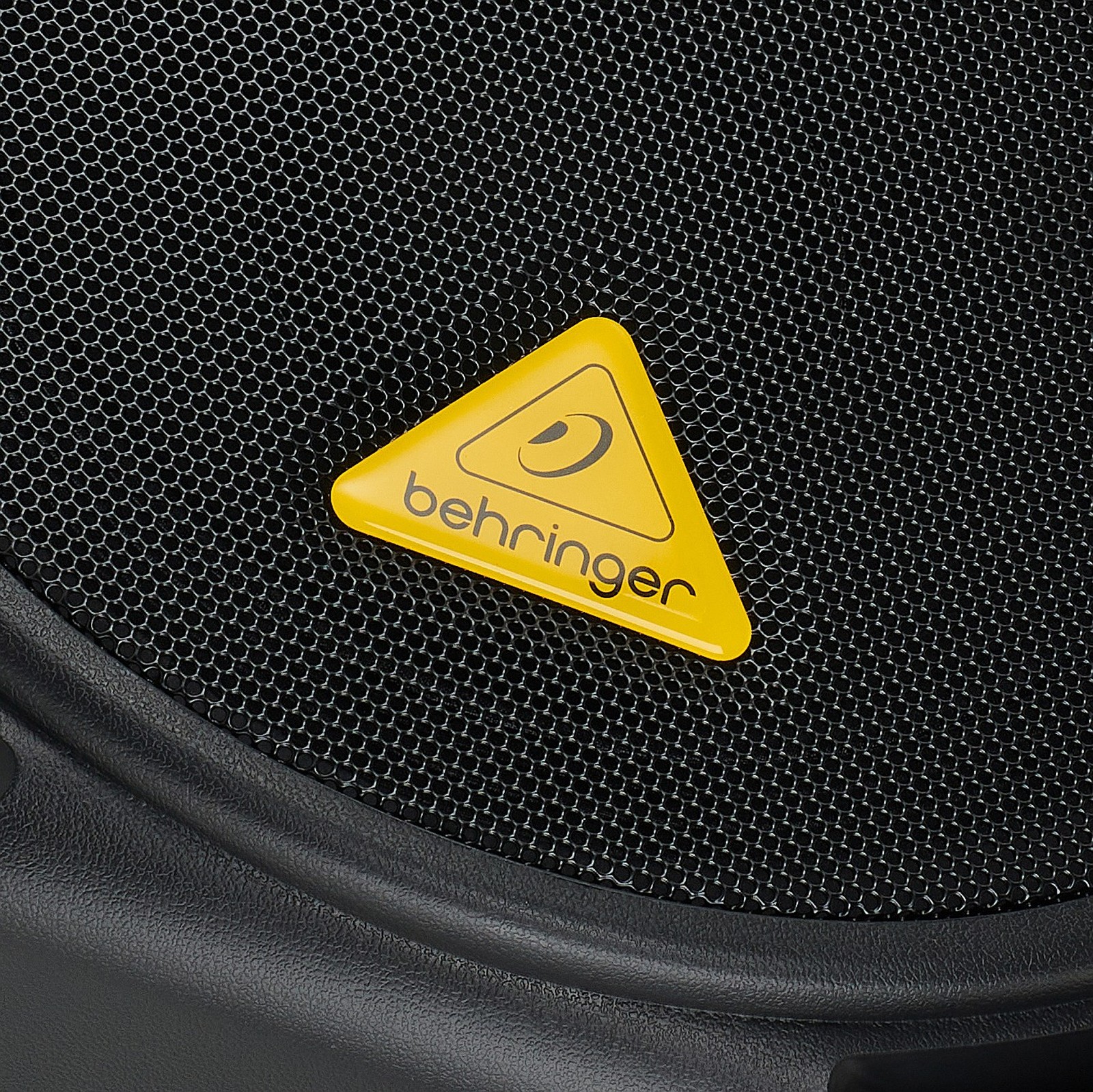 Grille frontale Behringer Eurolive B212D avec logo du fabricant