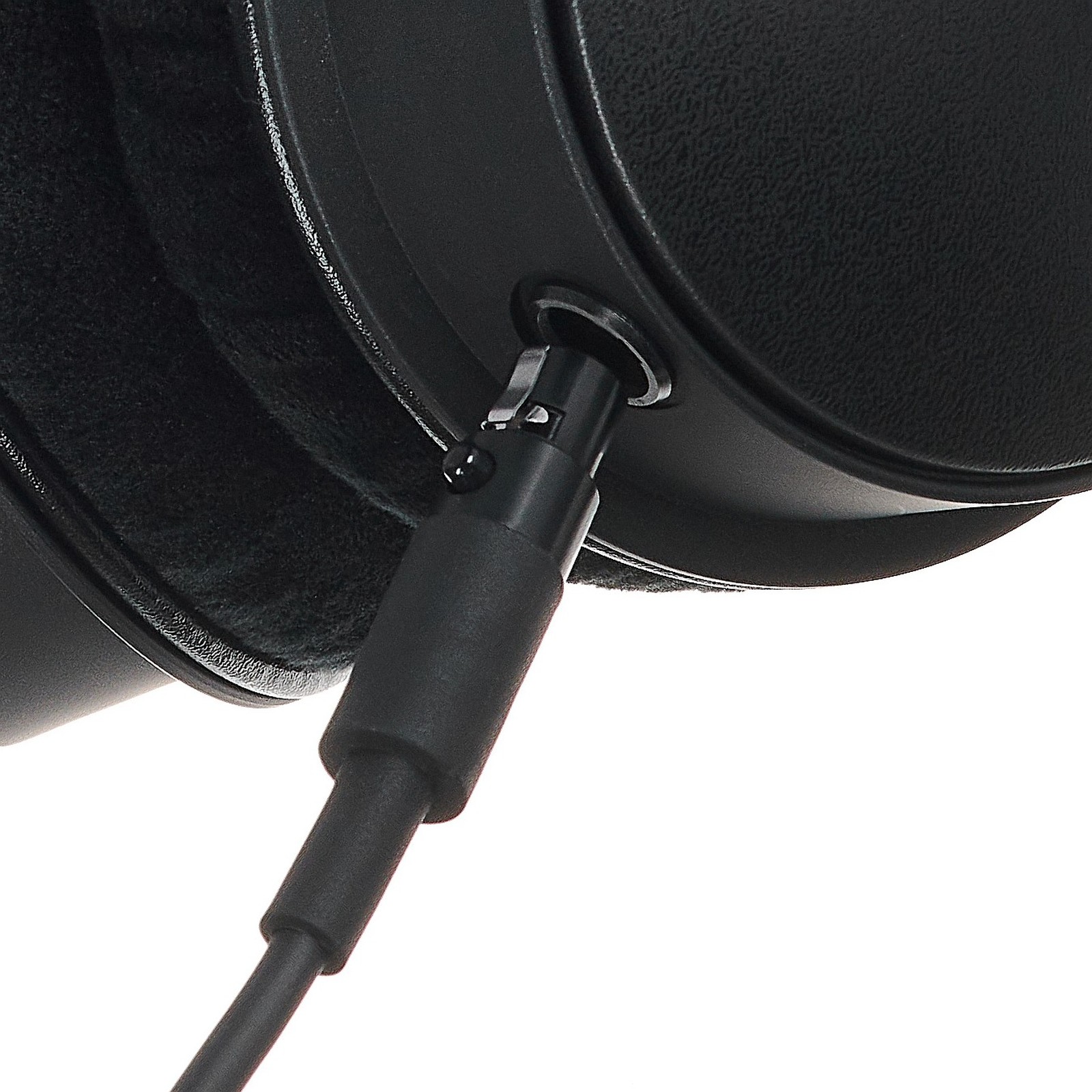 Detachable cable on the beyerdynamic DT 1770 Pro MKII