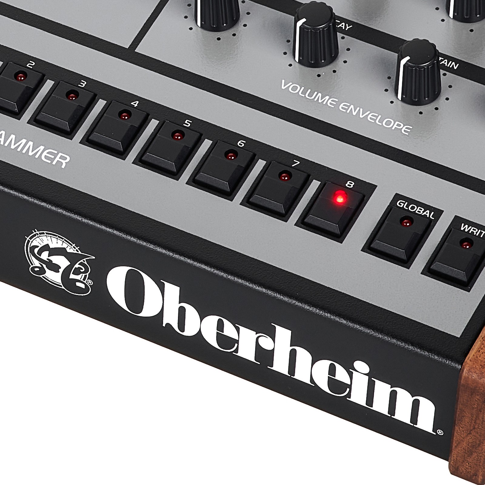 Bedienelemente und Herstellerlogo auf dem Oberheim OB-X8 Analogsynthesizer