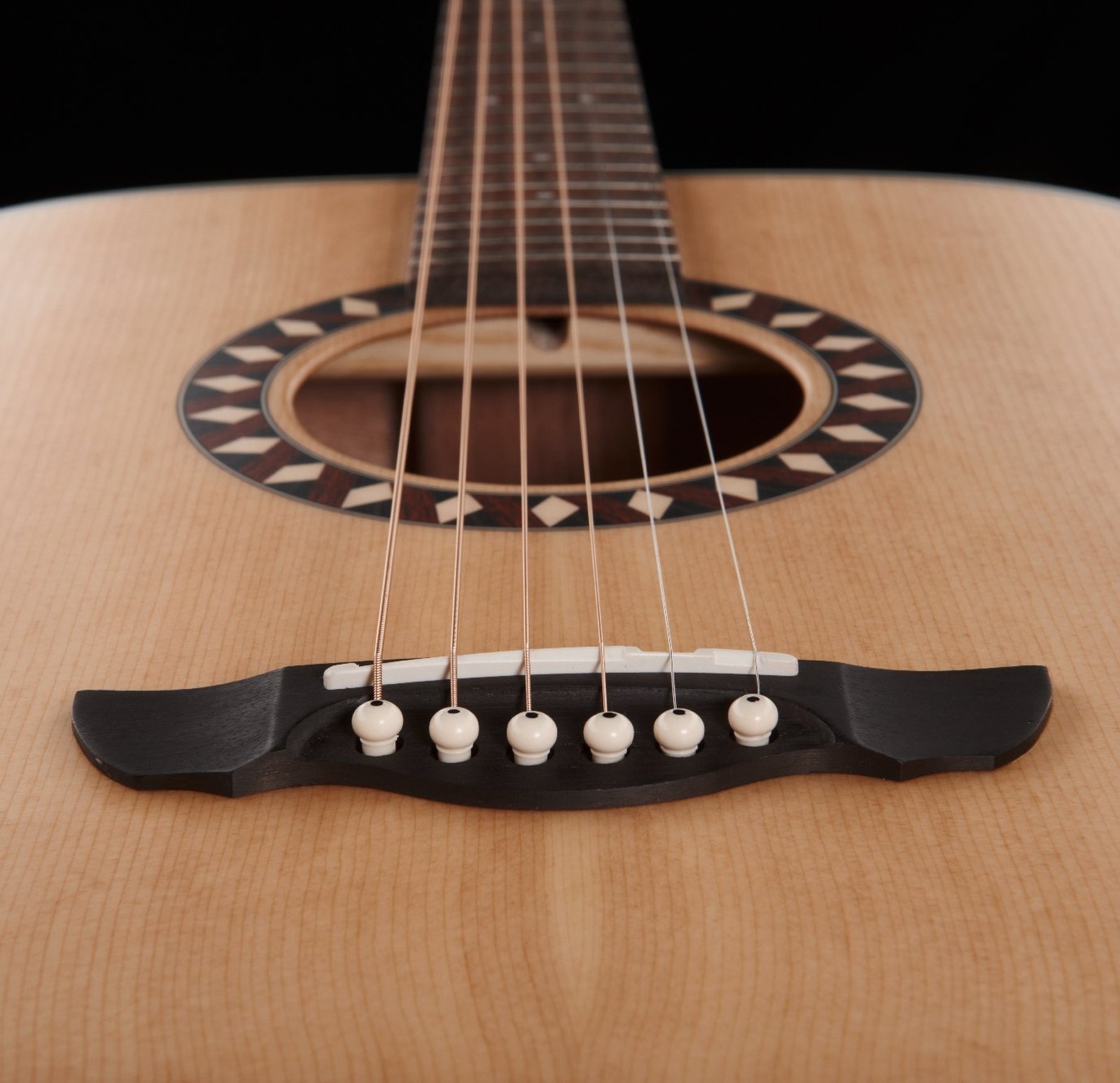 Massive Fichtendecke und Schallloch der Harley Benton HB Custom Line CLD-10S NS