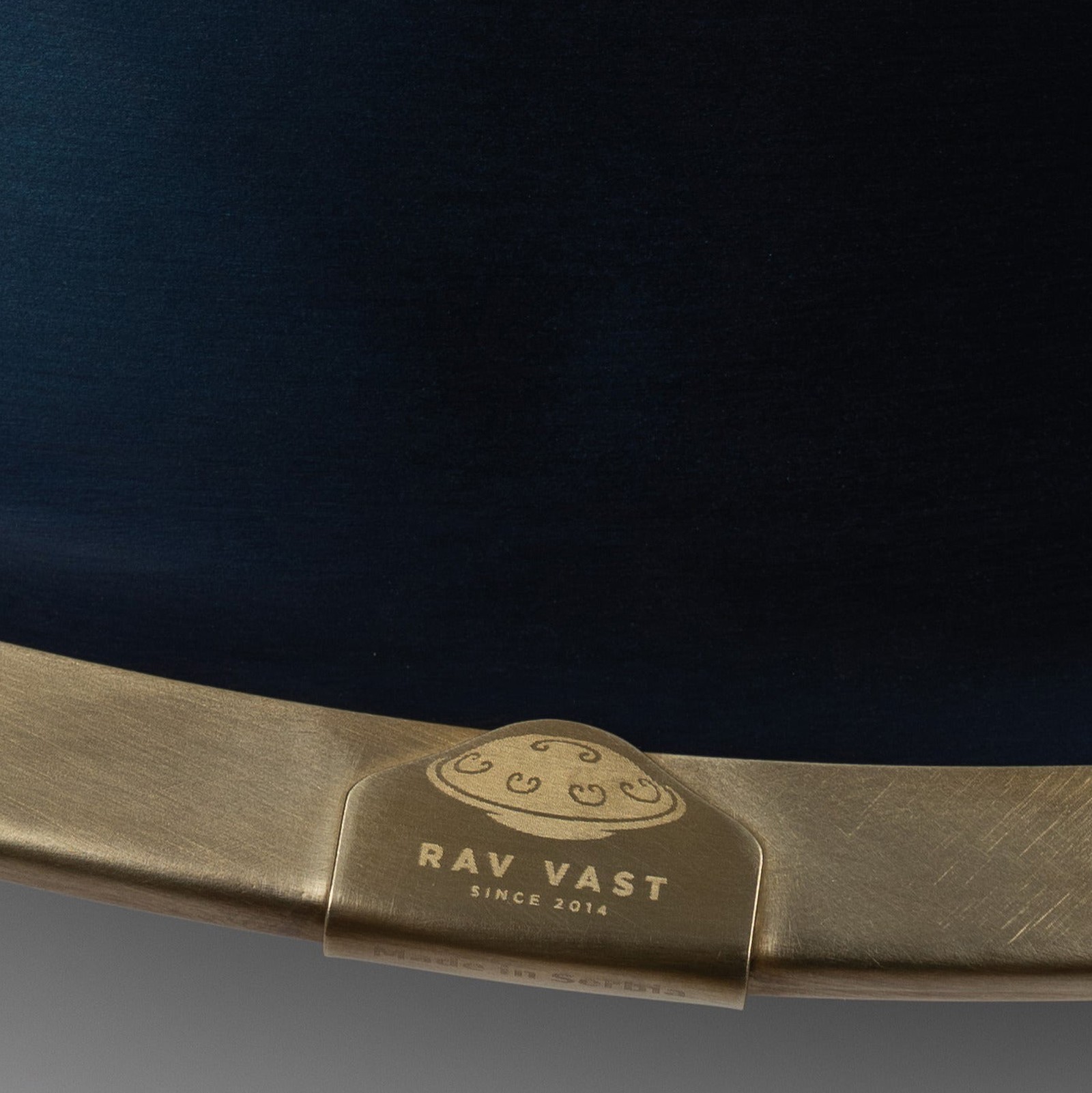 Detailansicht der RAV Vast D Celtic Minor 432Hz Zungentrommel in Handpan-Optik