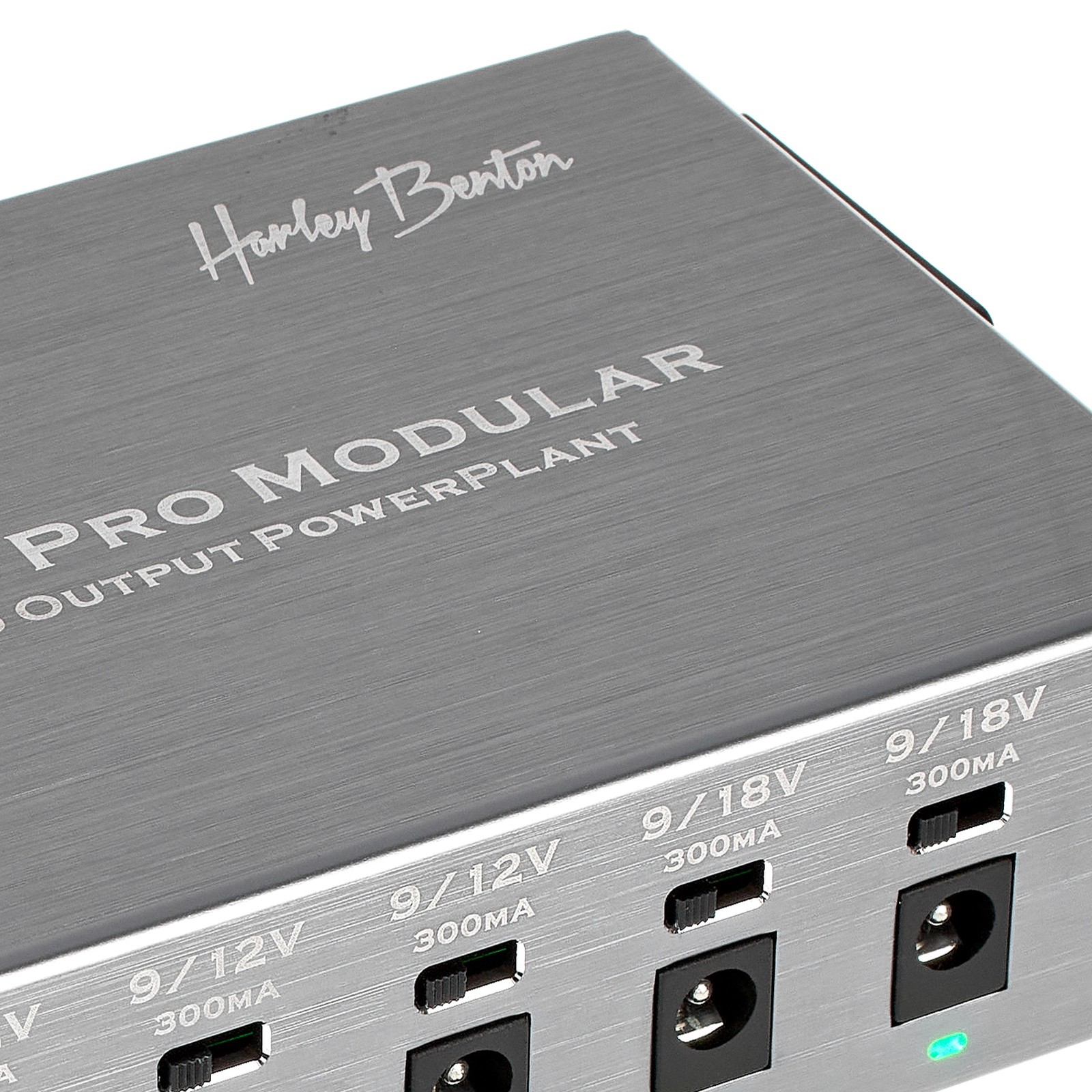 Schalter und DC Ausgänge des Harley Benton PowerPlant ISO-2AC Pro Modular 