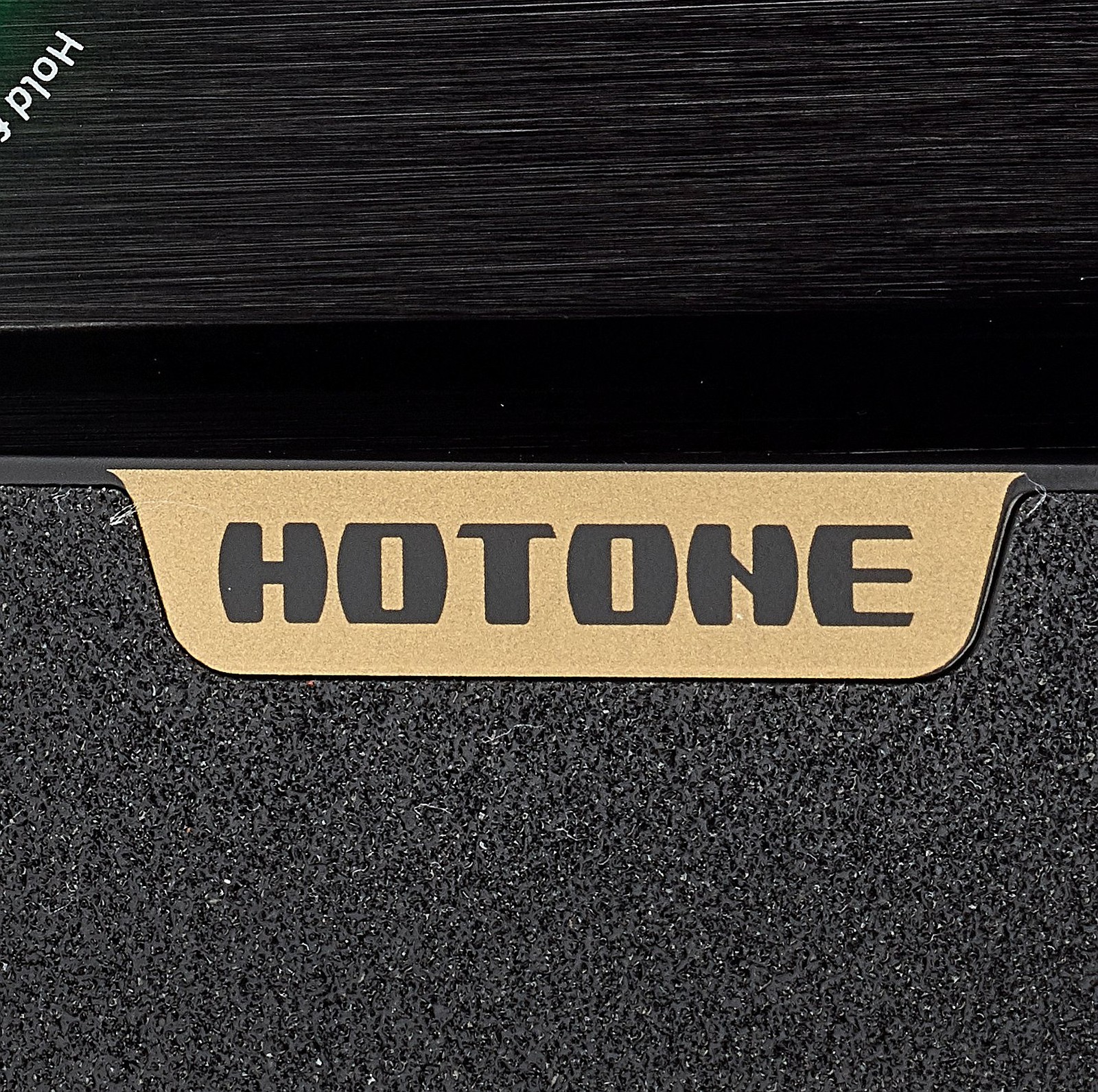 Logo HoTone su sfondo oro