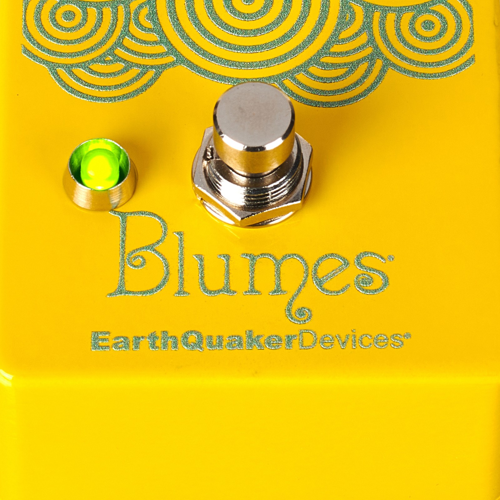 Footswitch on the EarthQuaker Devices Blumes Low Signal Shredder