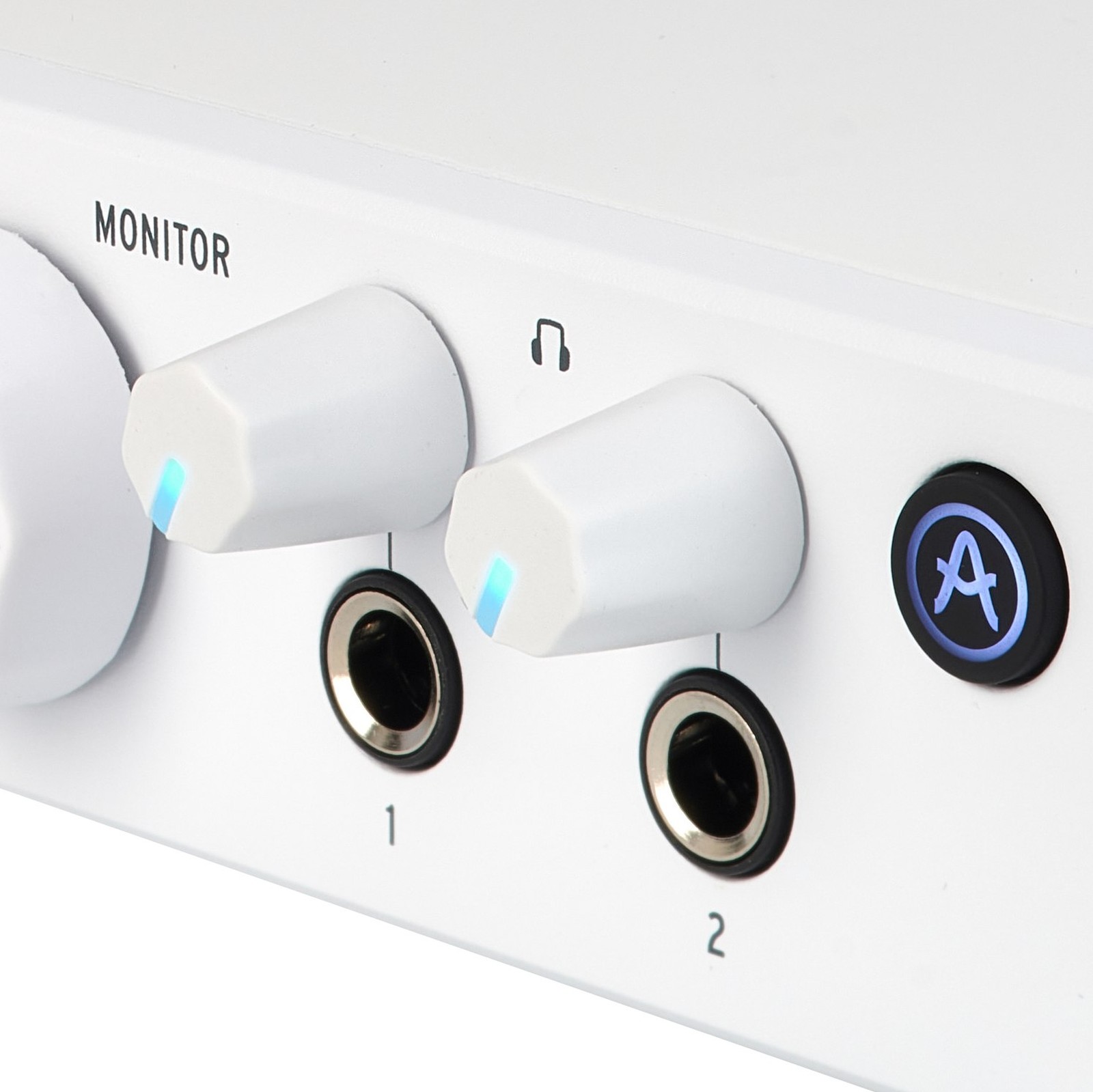 Arturia MiniFuse 4 White headphones out
