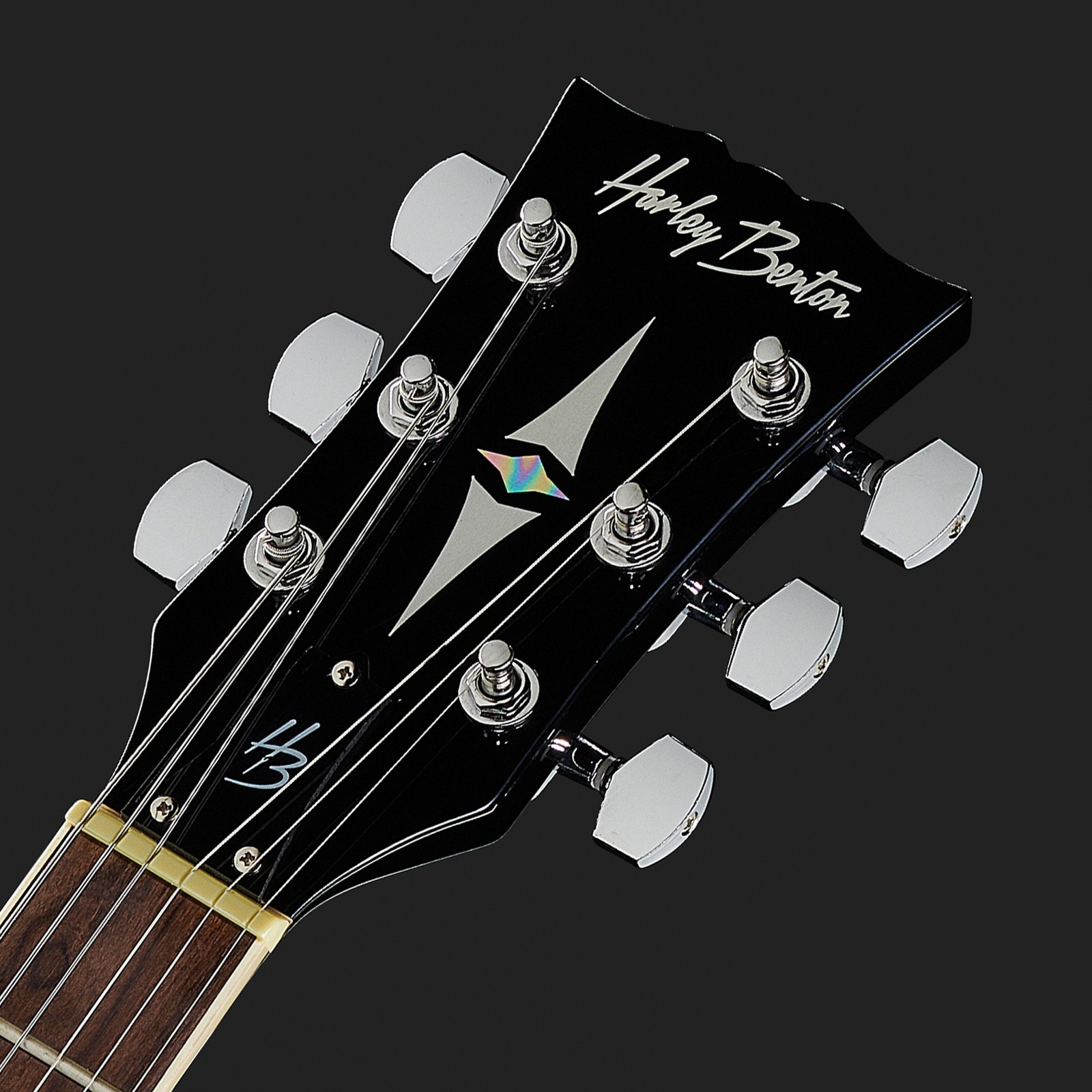 Schwarze Kopfplatte einer Harley Benton E-Gitarre