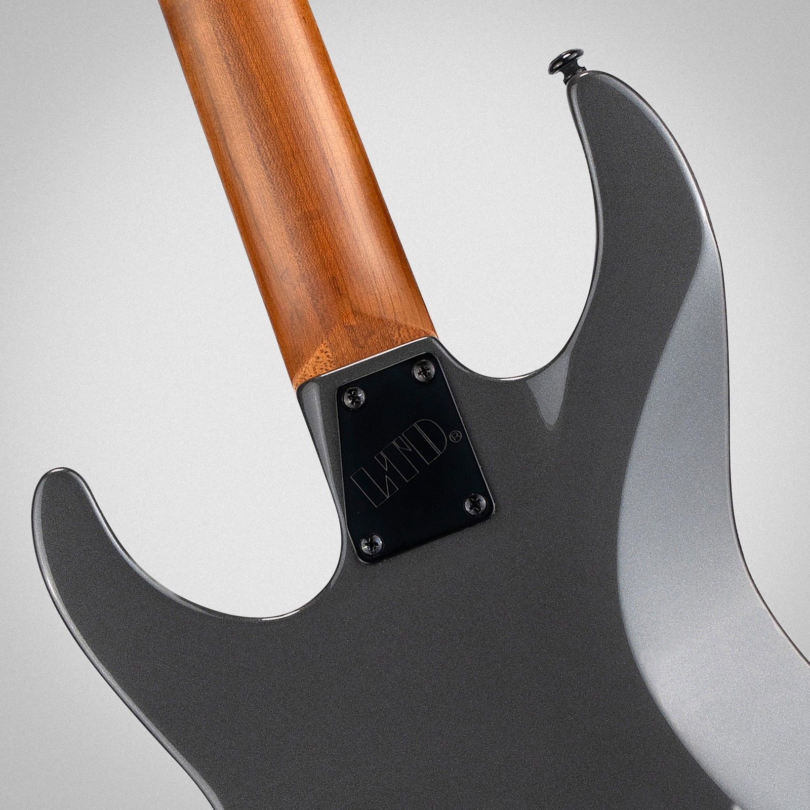 Verschraubter Hals auf der Rückseite der ESP LTD M-400HT CM