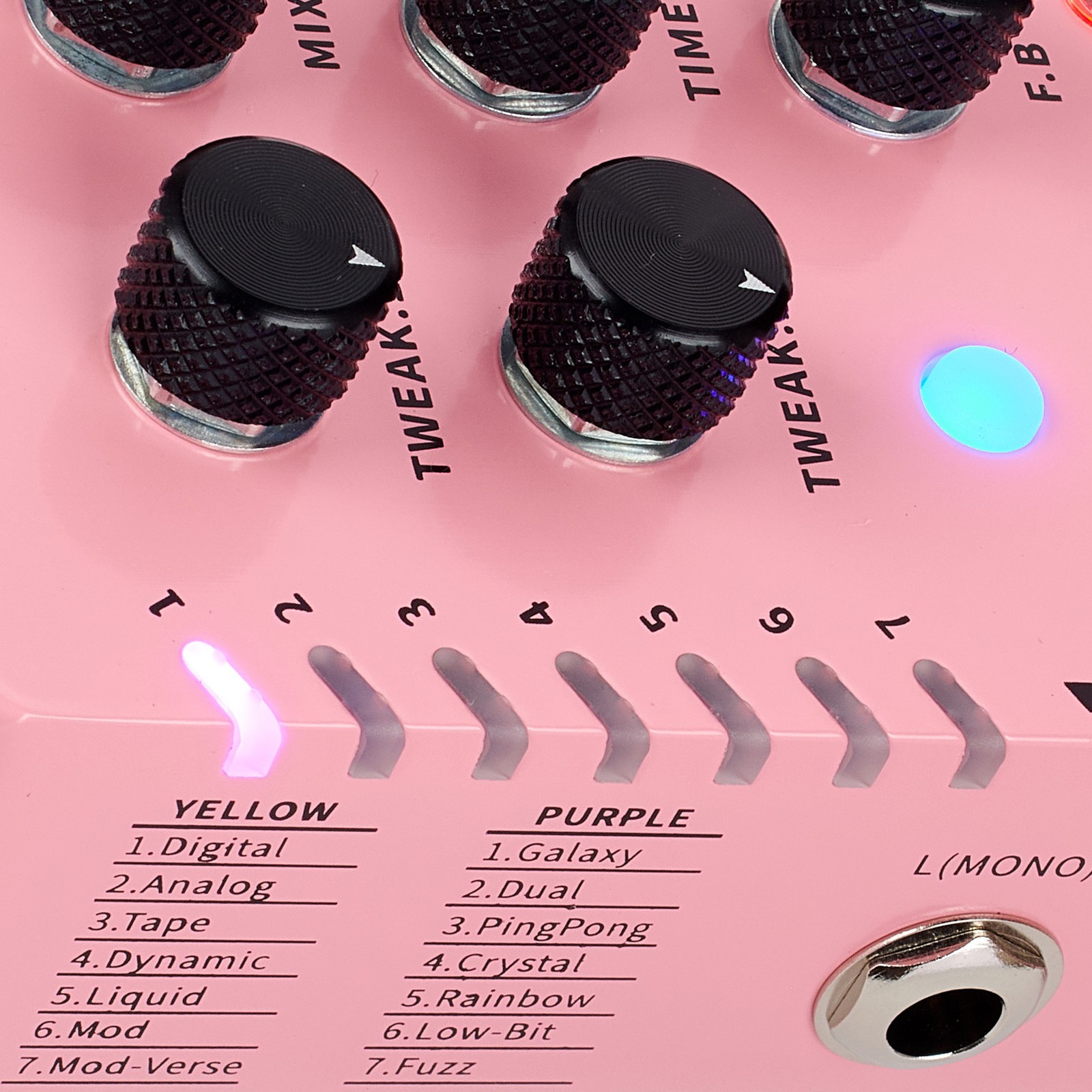 LEDs on the side of the Mooer D7 X2 Delay