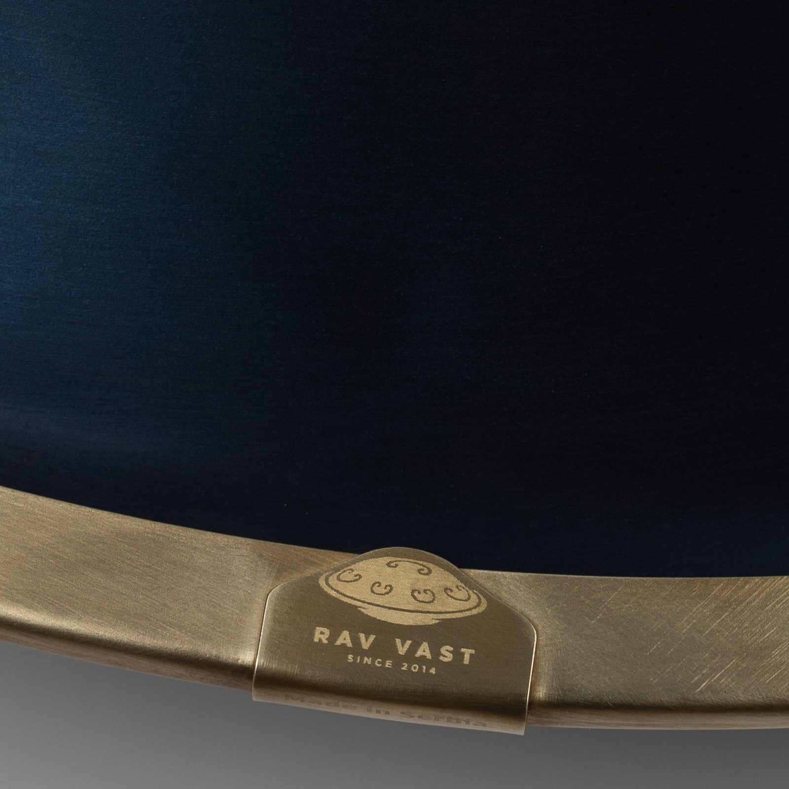 Detailansicht der RAV Vast G Pygmy 432 Hz Zungentrommel in Handpan-Optik
