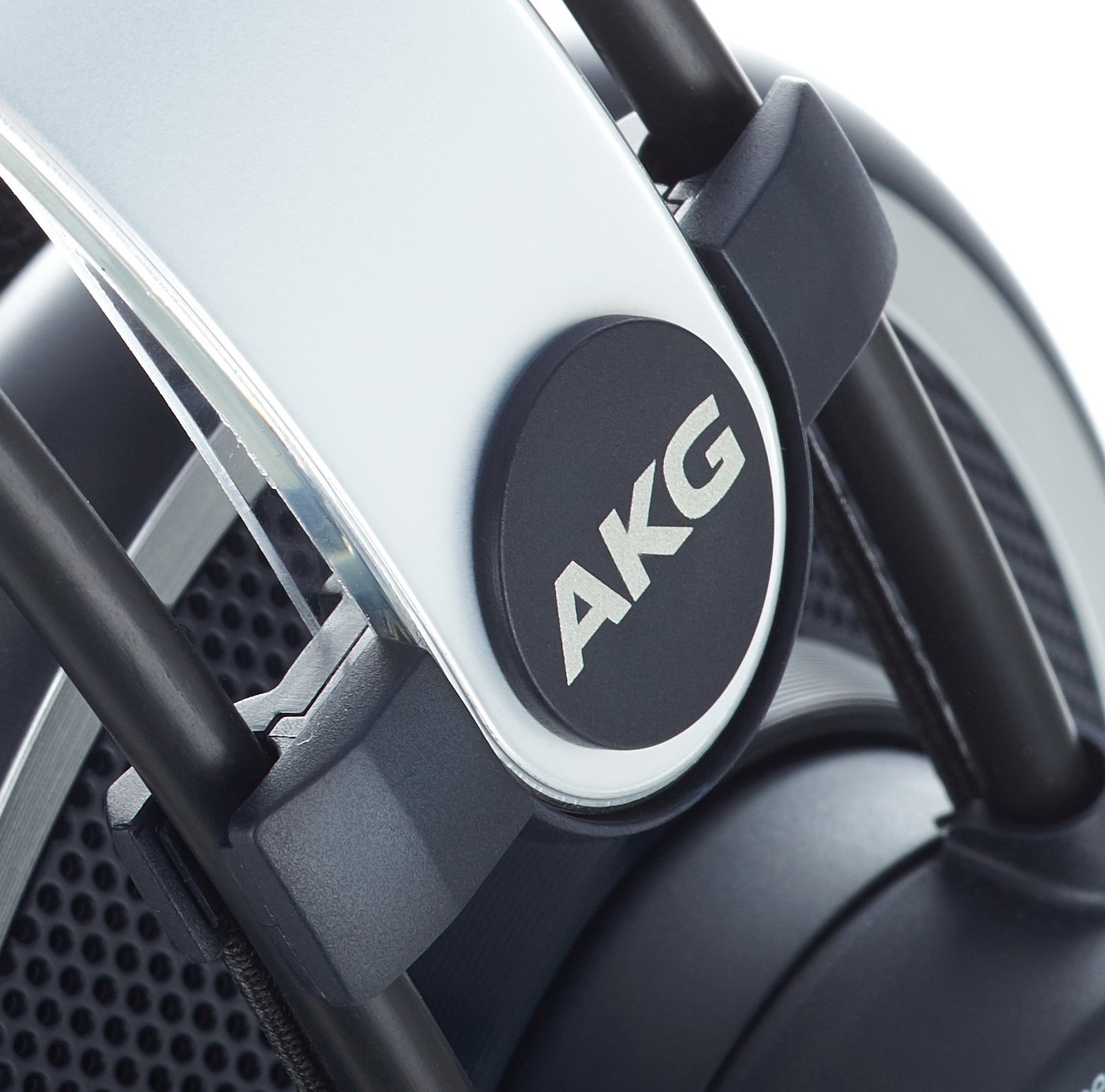 AKG K-702 logo