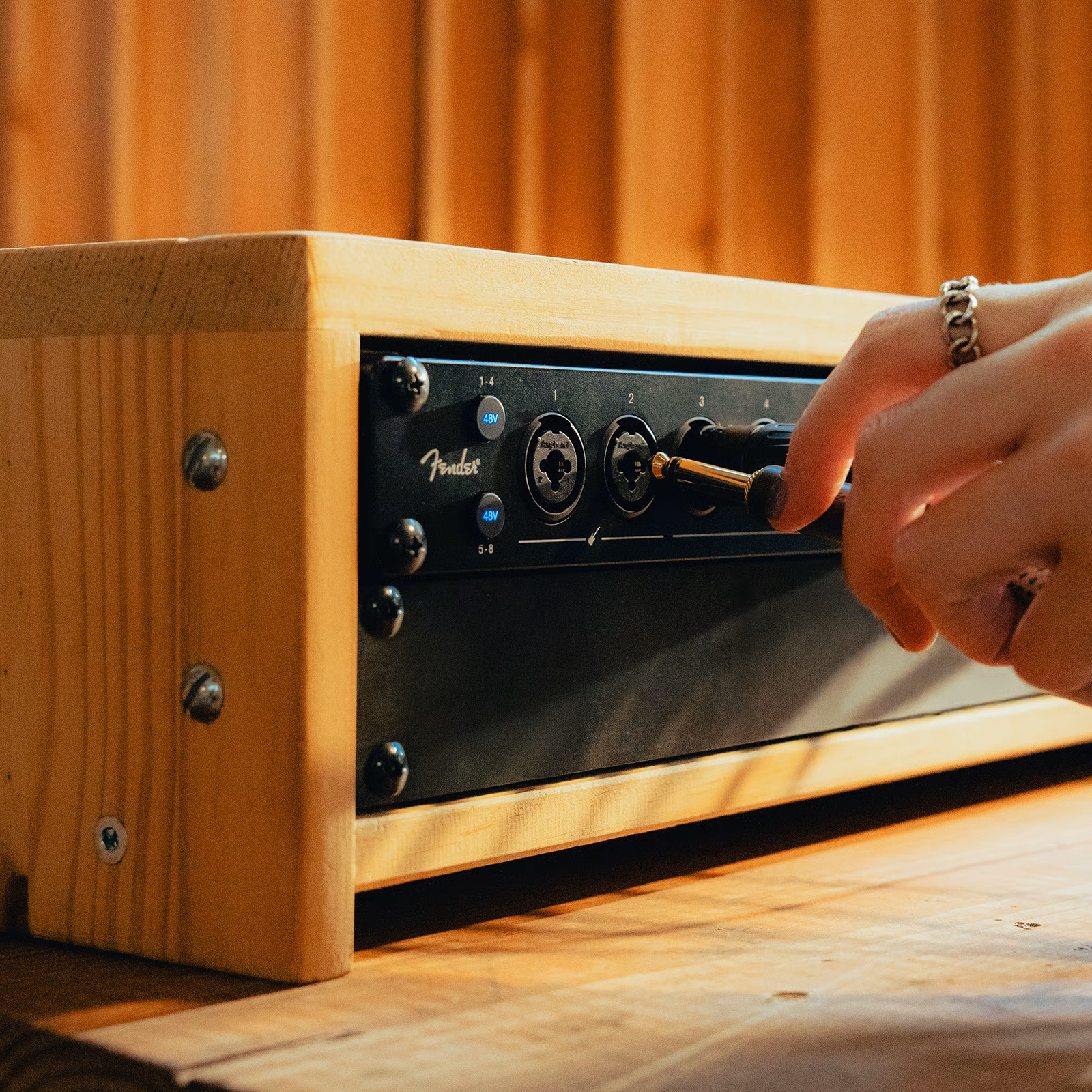 Fender Quantum LT 16 in einem 19"-Rack aus Holz