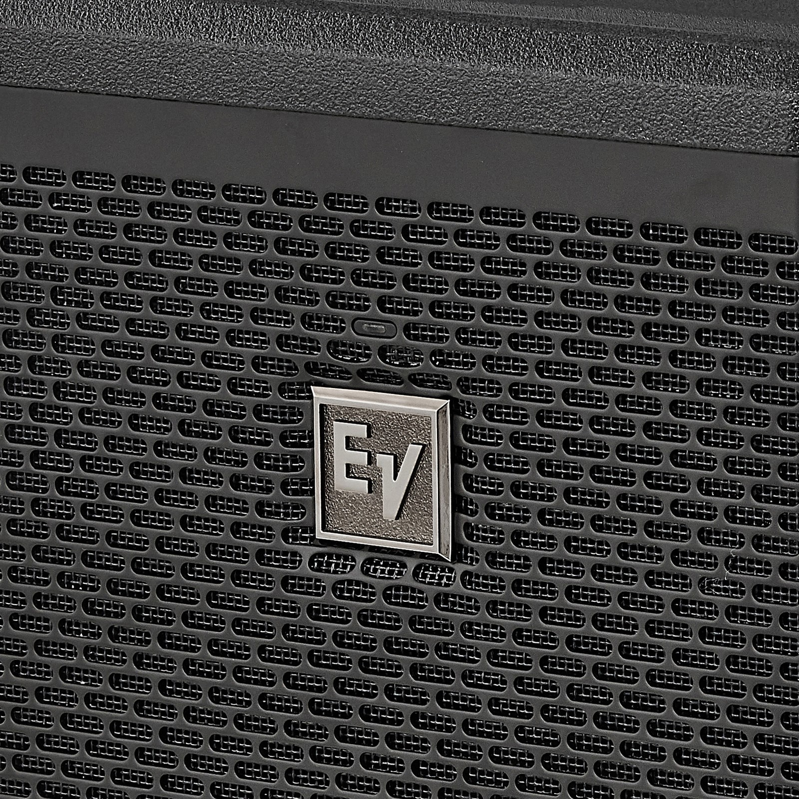 EV Logo am Evolve 50M Säulenlautsprechersystem
