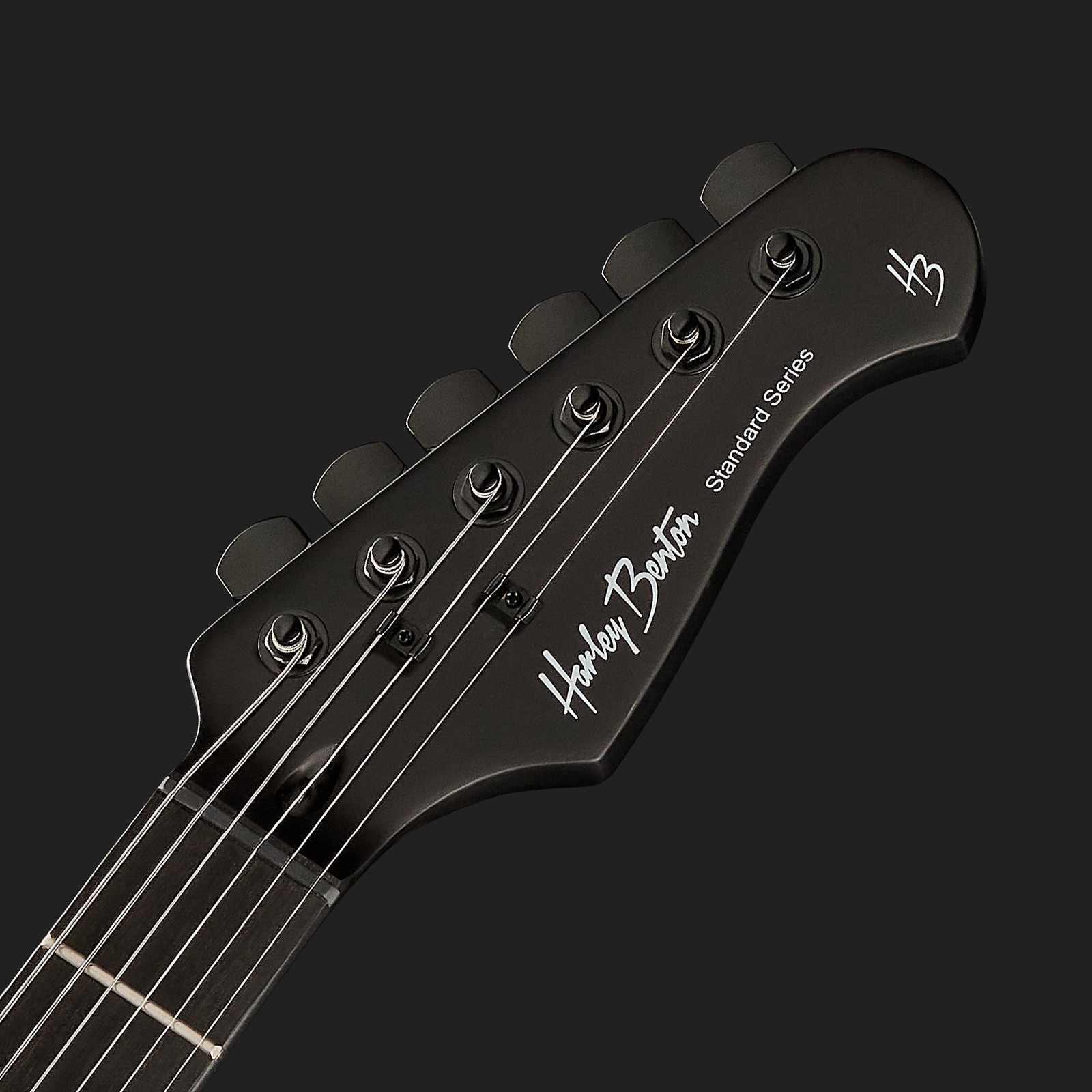 Schwarze Harley Benton E-Gitarre Kopfplatte