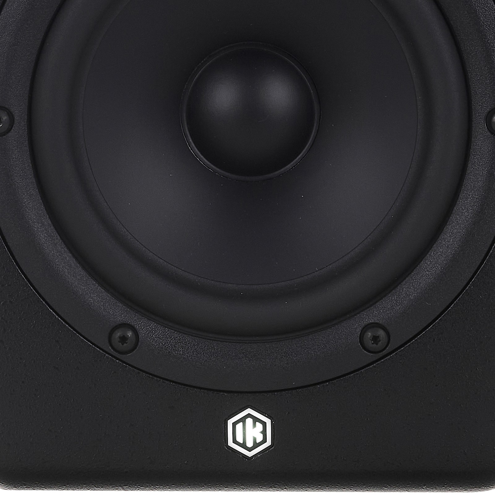 Logo auf dem aktiven Studiomonitor, IK Multimedia iLoud Precision 5 MKII