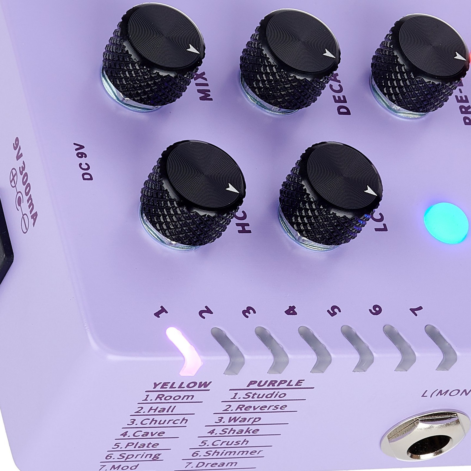 LEDs on the side of the Mooer R7 X2 Reverb