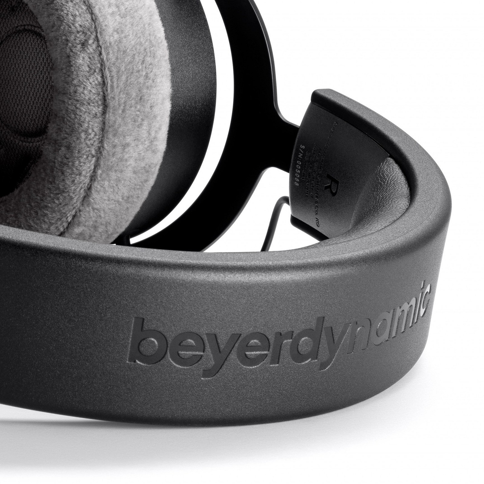 logo beyerdynamic na pałąku ze stali sprężynowej