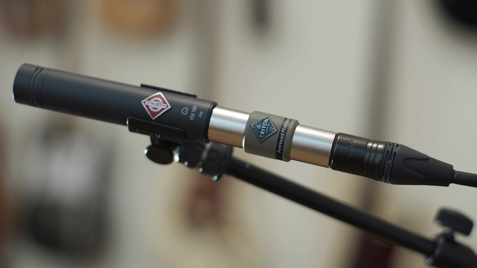 Mikrofonvorverstärker TritonAudio FetHead Phantom zwischen Mikrofon und Kabel