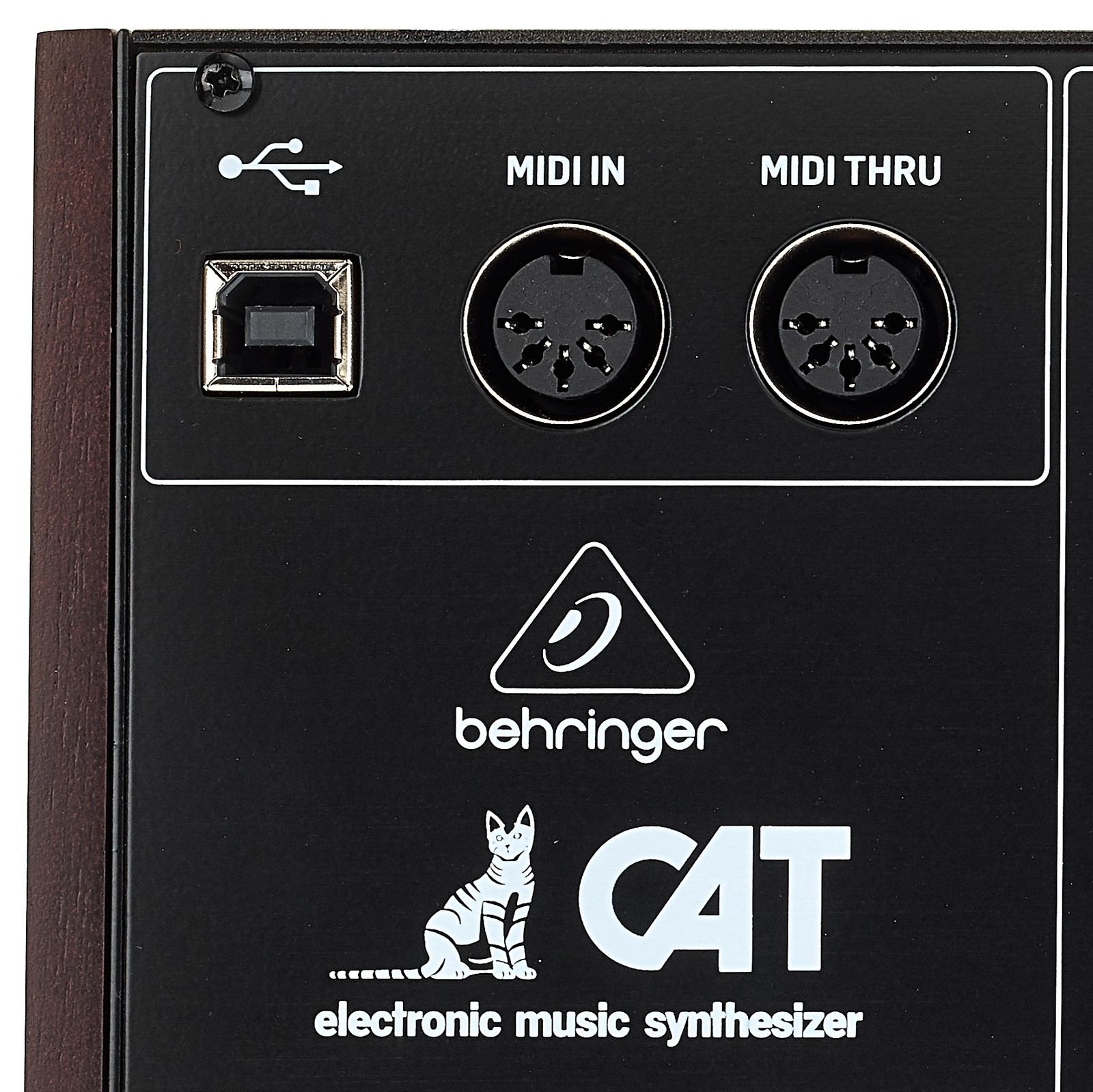 USB-B, MIDI In und Thru samt Behringer Logo