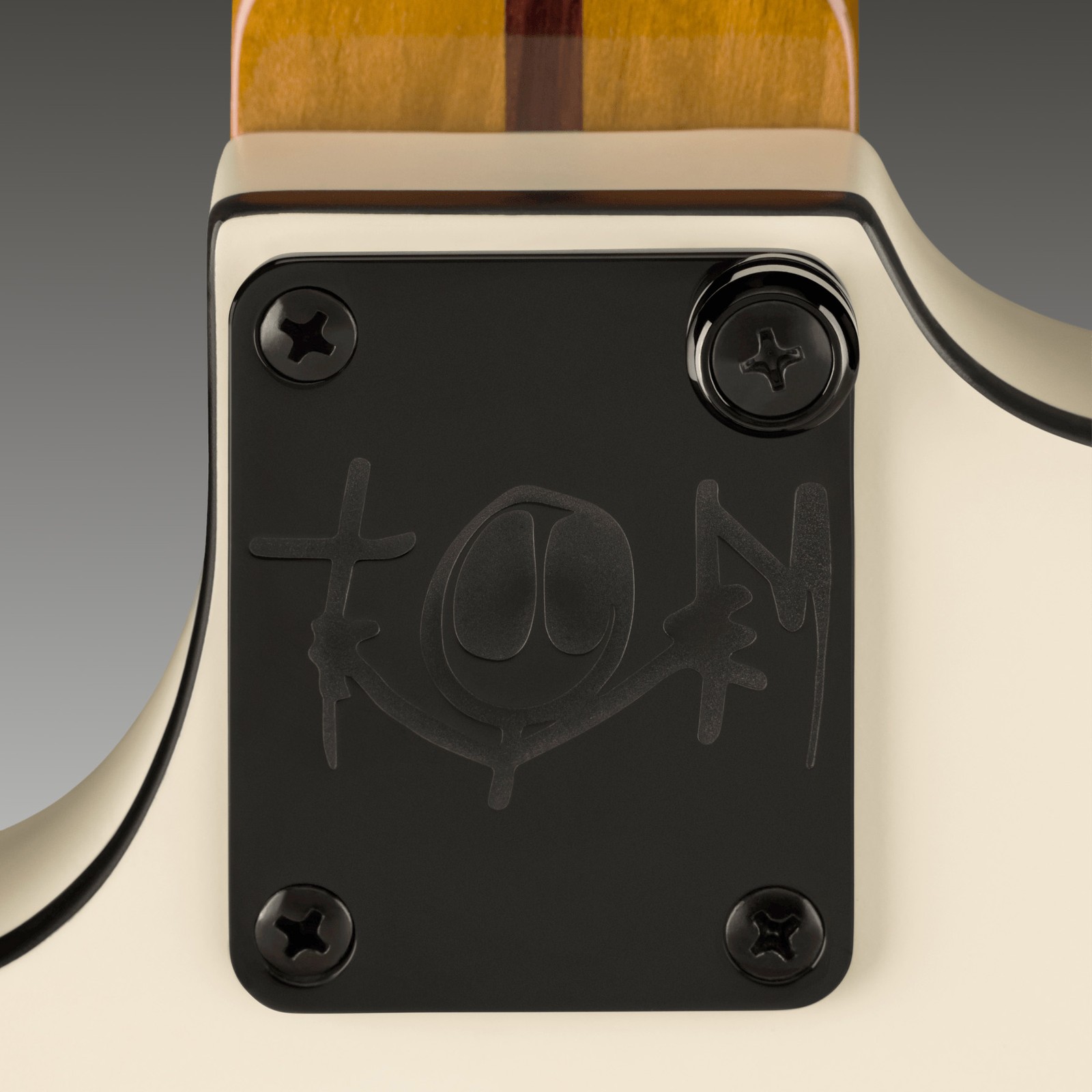 Tom Delonge Signature auf der Halsplatte der E-Gitarre