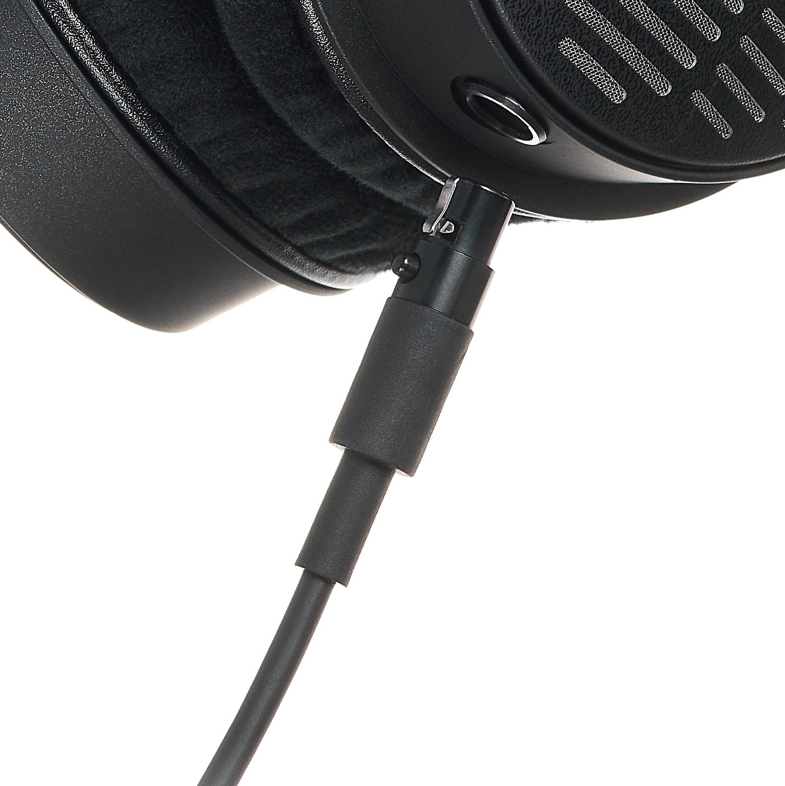 Detachable cable on the beyerdynamic DT 1770 Pro MKII