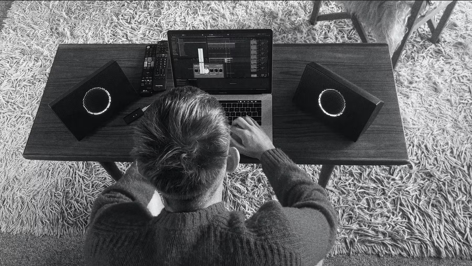 AIAIAI UNIT-4 Wireless+ on a desk next to a laptop