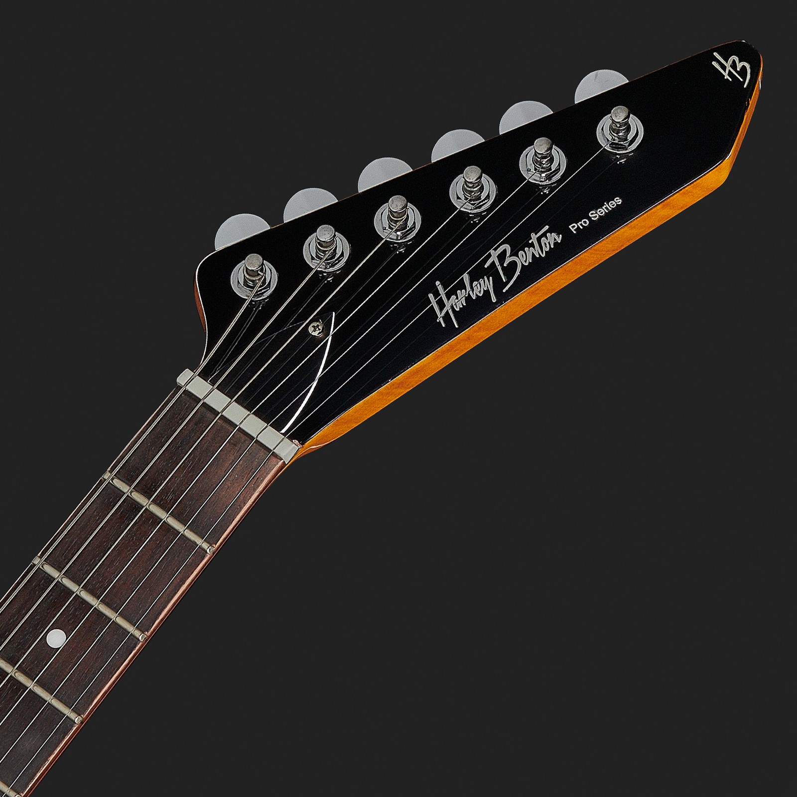 Logo sobre los clavijeros de la Harley Benton EX-76 Classic AN