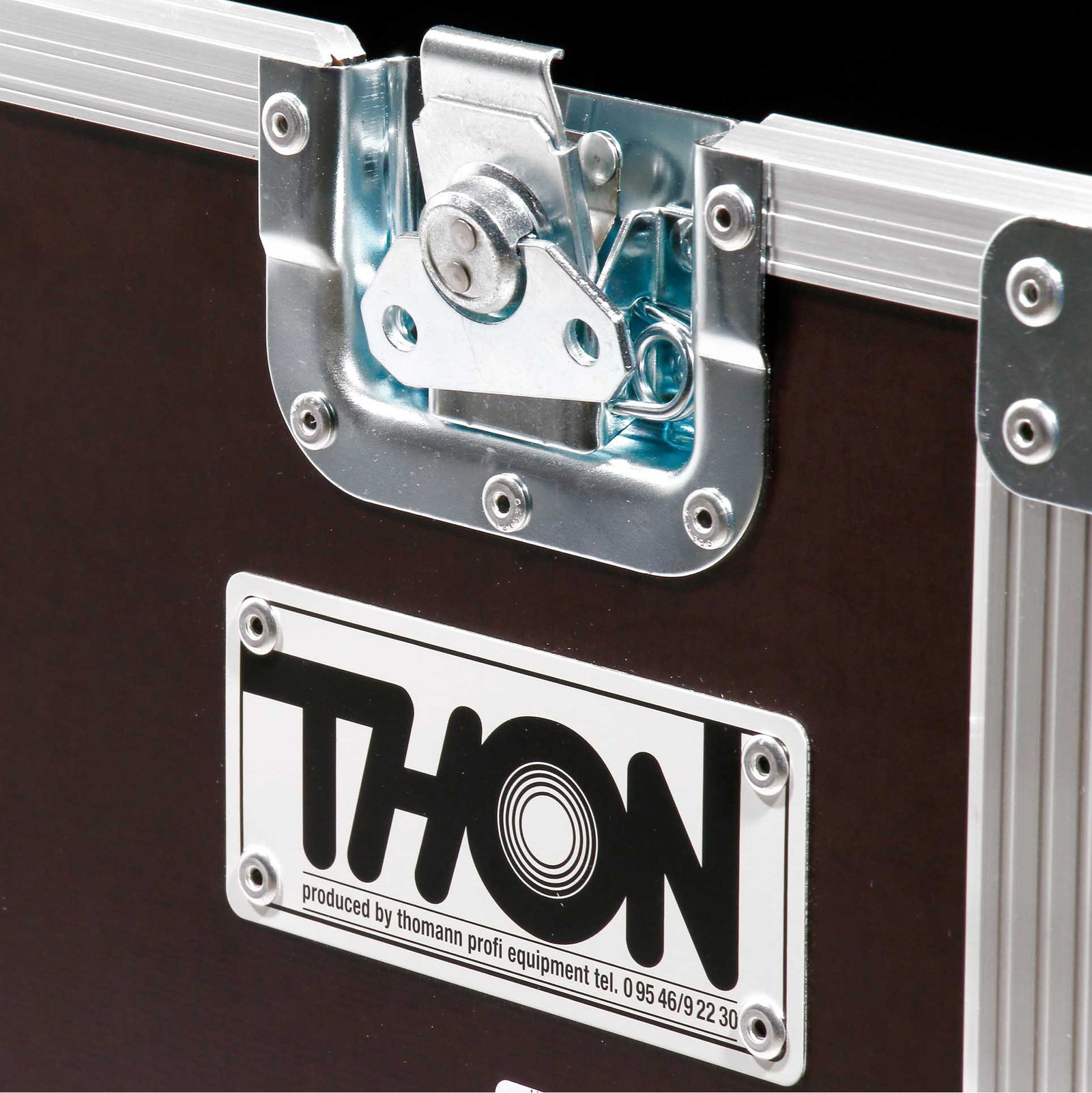 Herstellerlogo und Butterfly-Verschluss am Thon Accessory Case 120x50x50cm