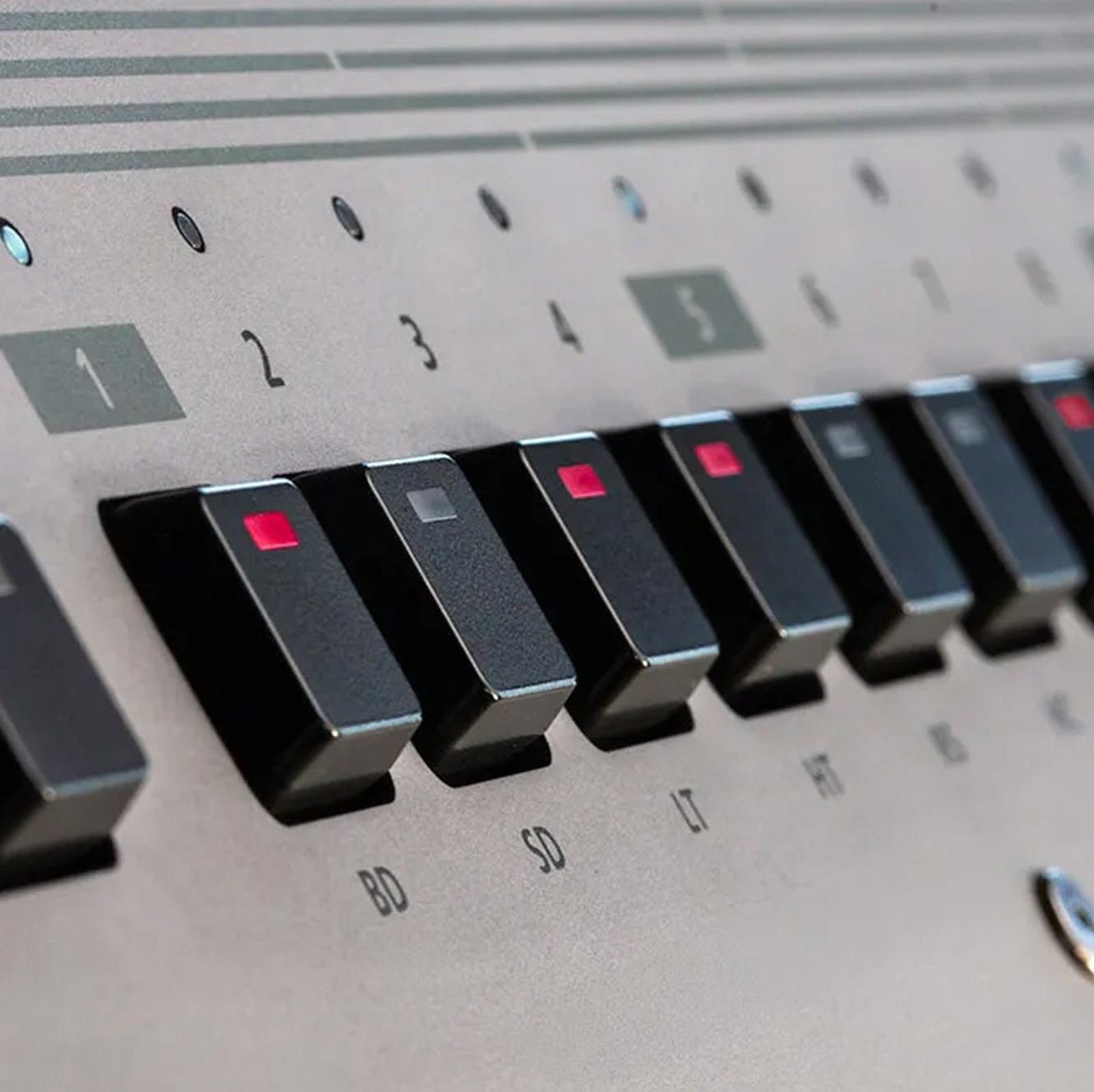 Roland TR-1000, analogue drum machine