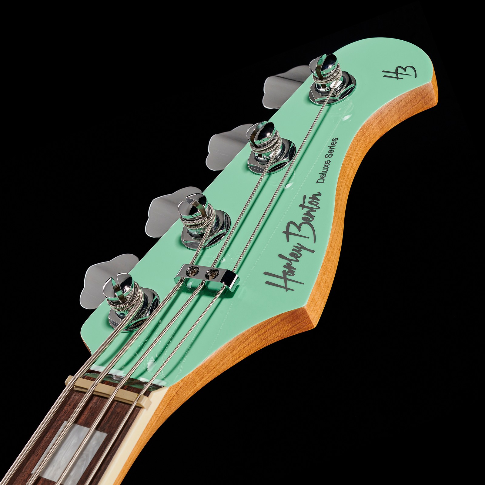 Harley Benton MV-4P Seafoam Green, Kopfplatte mit Logo
