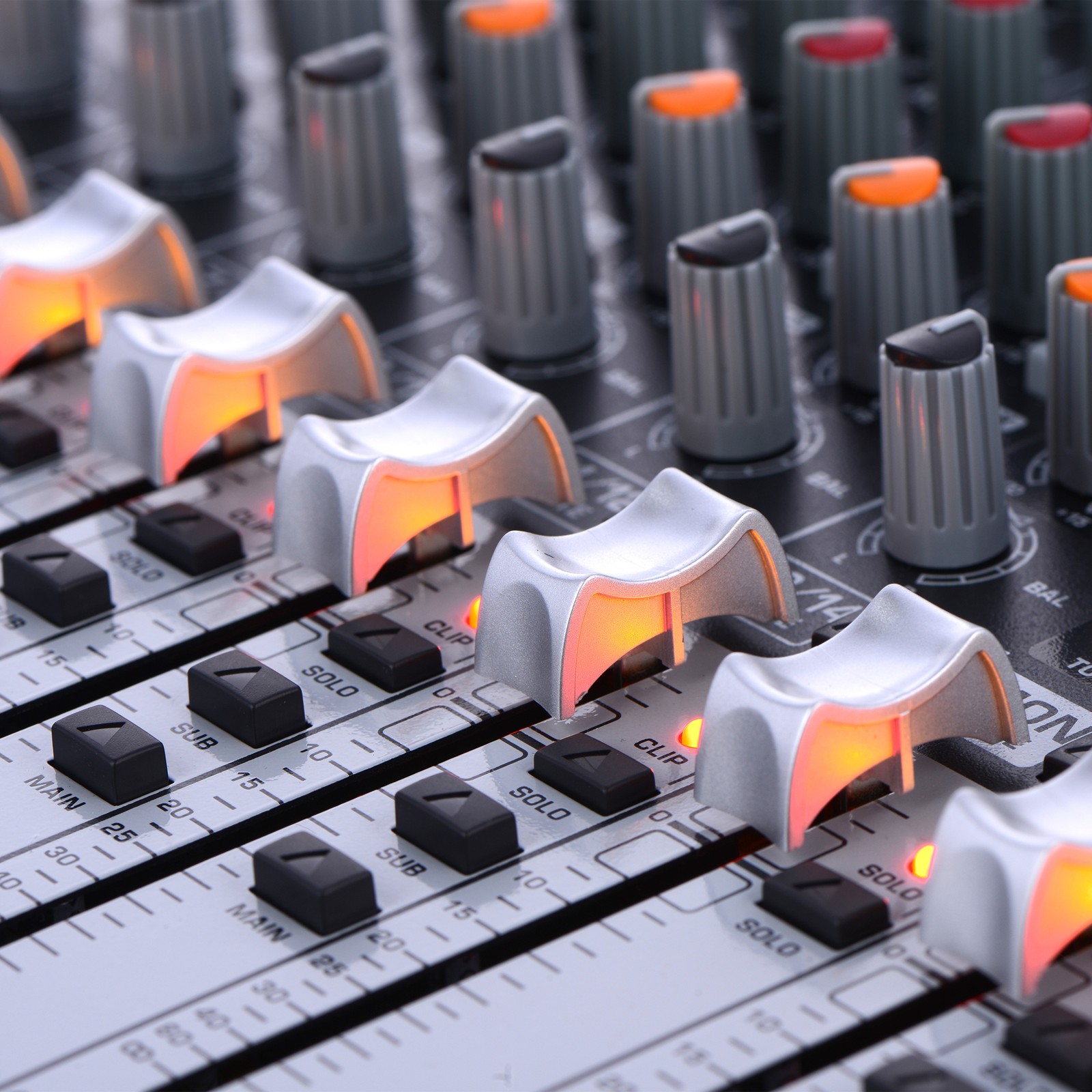 Behringer Xenyx QX1832 USB, Detail des 18-Kanal Mischpults