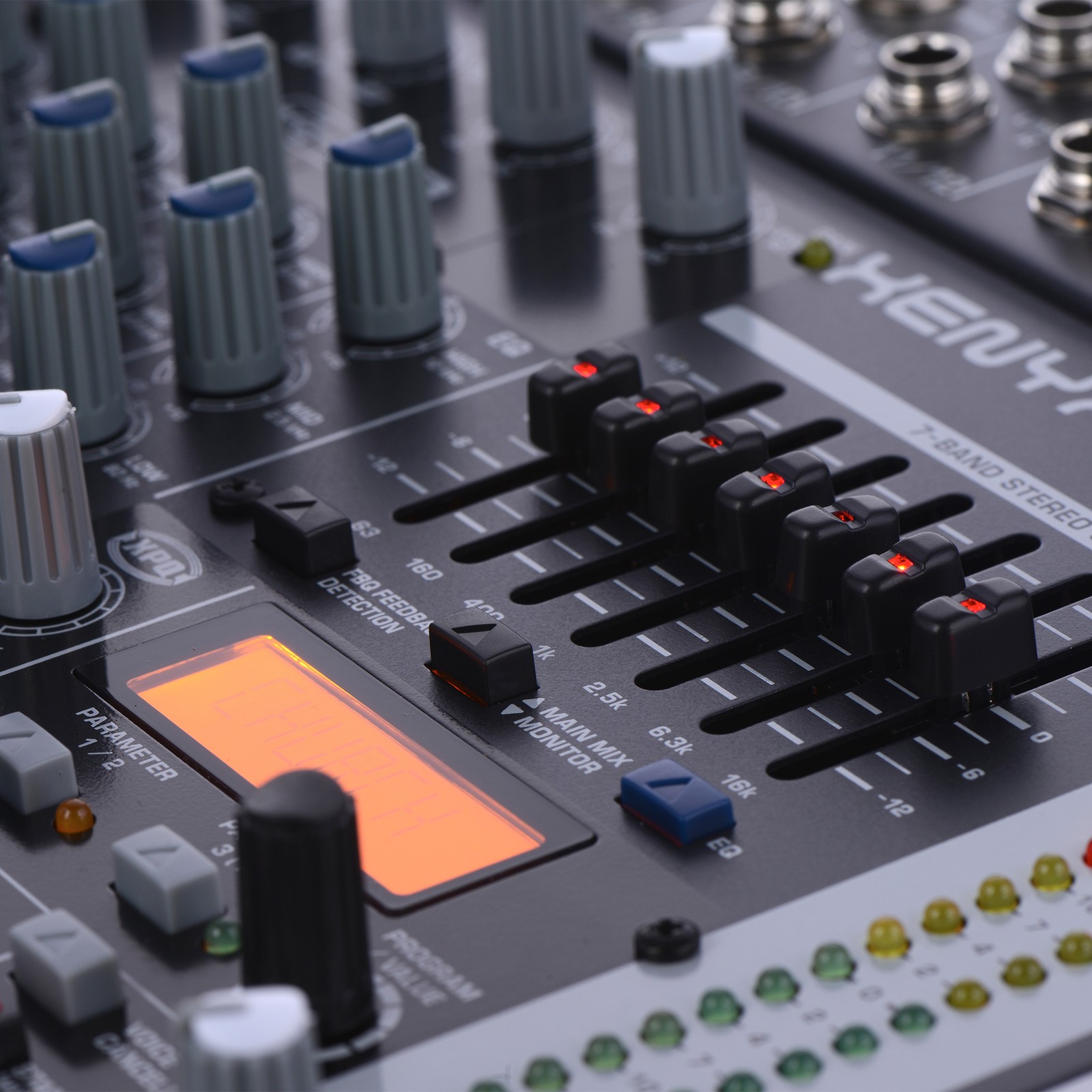 Behringer Xenyx QX1222USB, Detail des 12-Kanal Mischpults