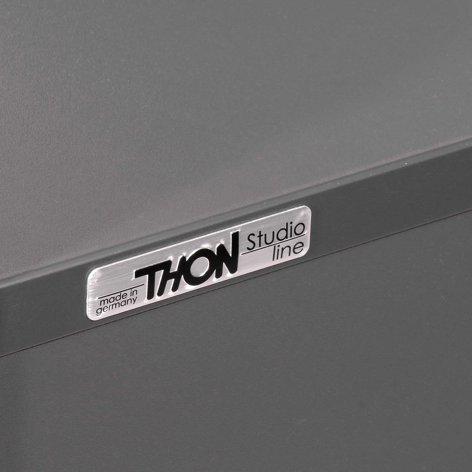 Thon DJ Table 1500 BK, Logo