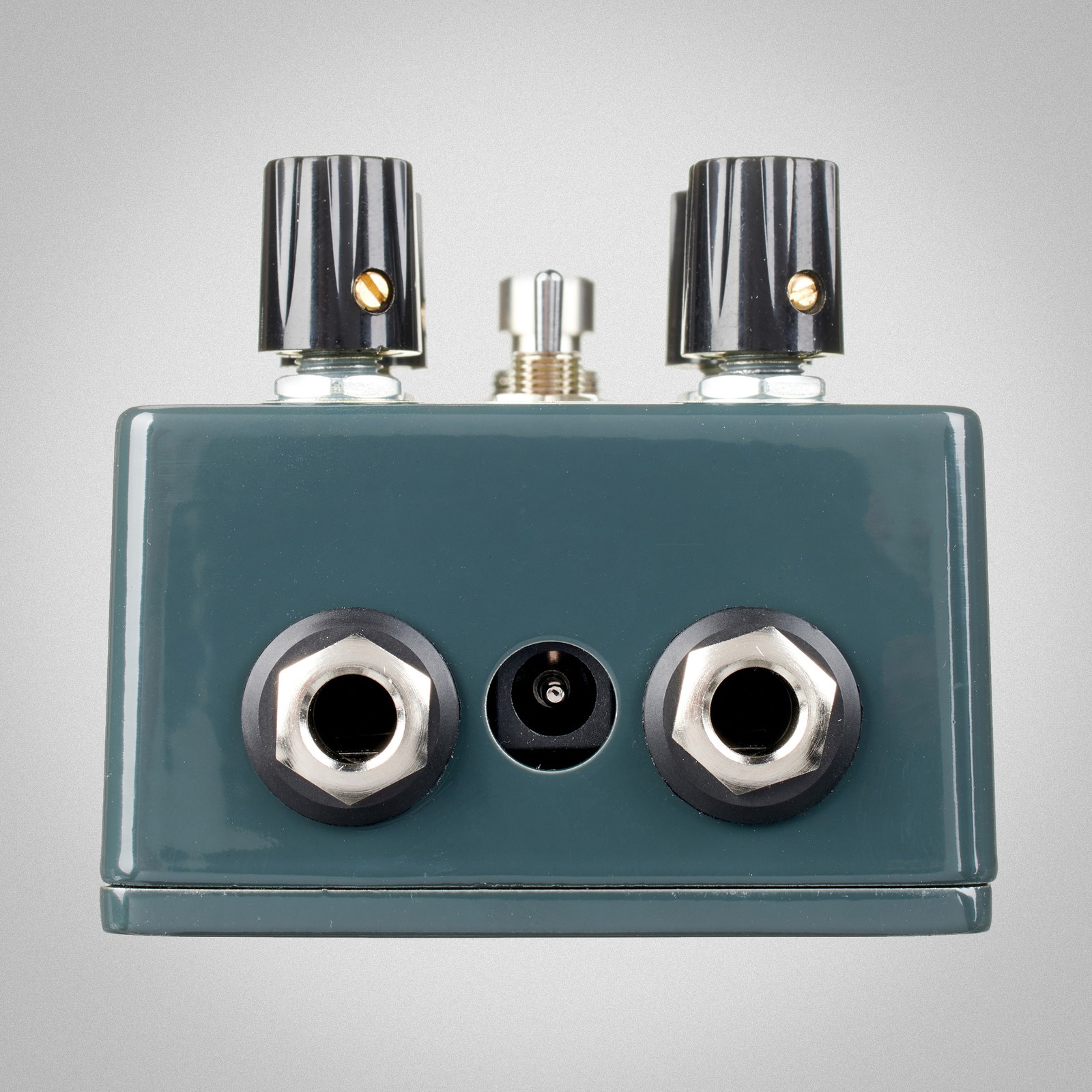 Ledges Reverberation Machine di EarthQuaker Devices visto lateralmente