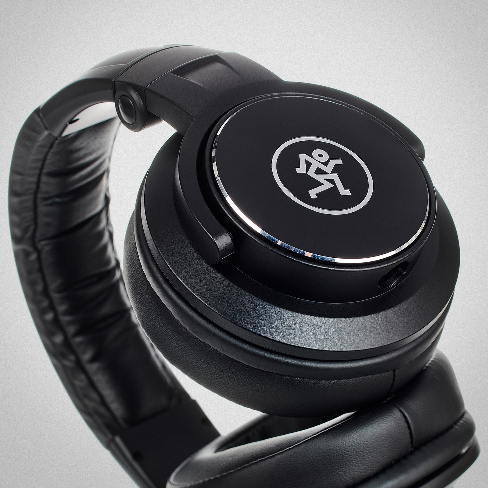 Mackie MC-150, Logo