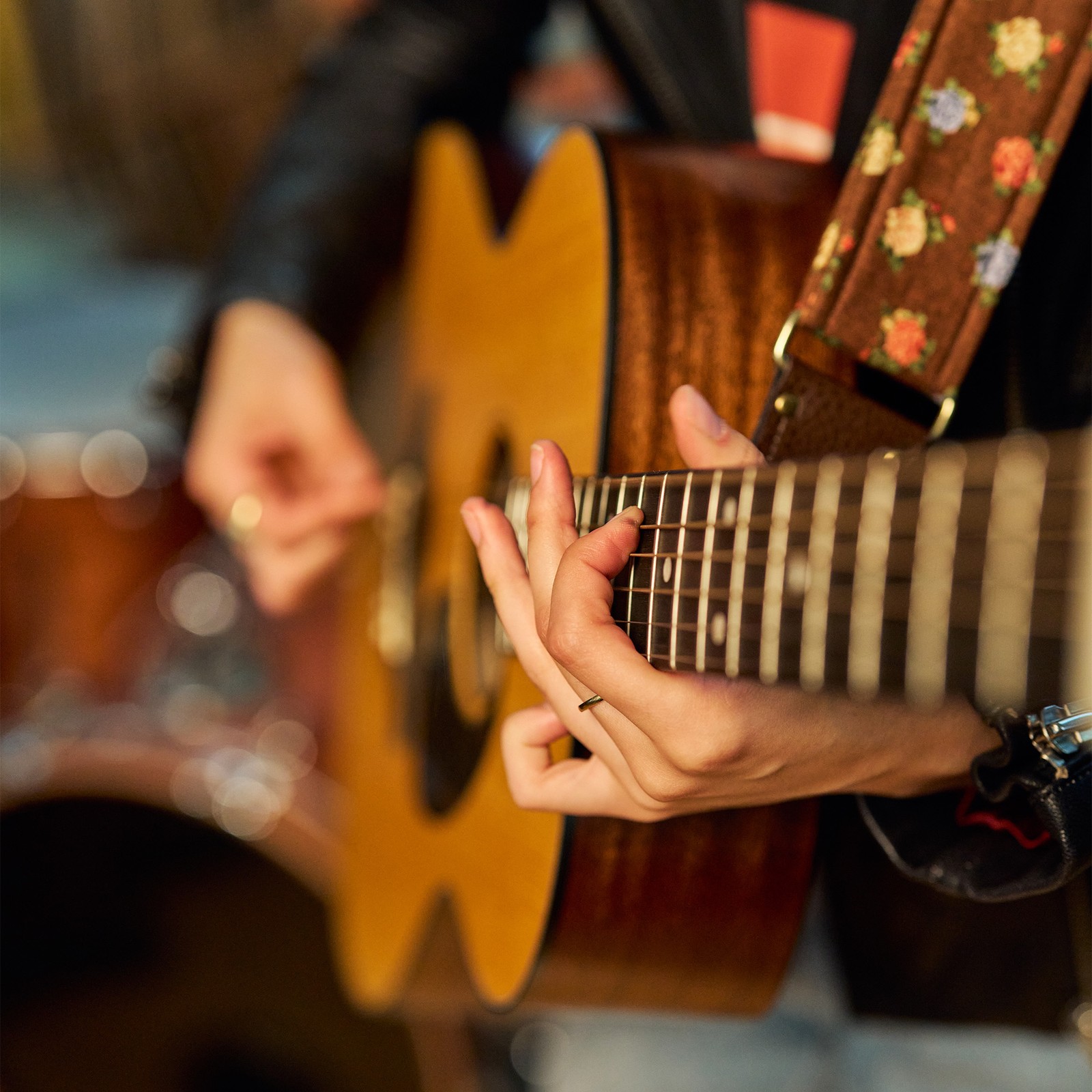Martin Guitar DE Retro Plus Granadillo LH Westerngitarre mit Tonabnehmer im Einsatz