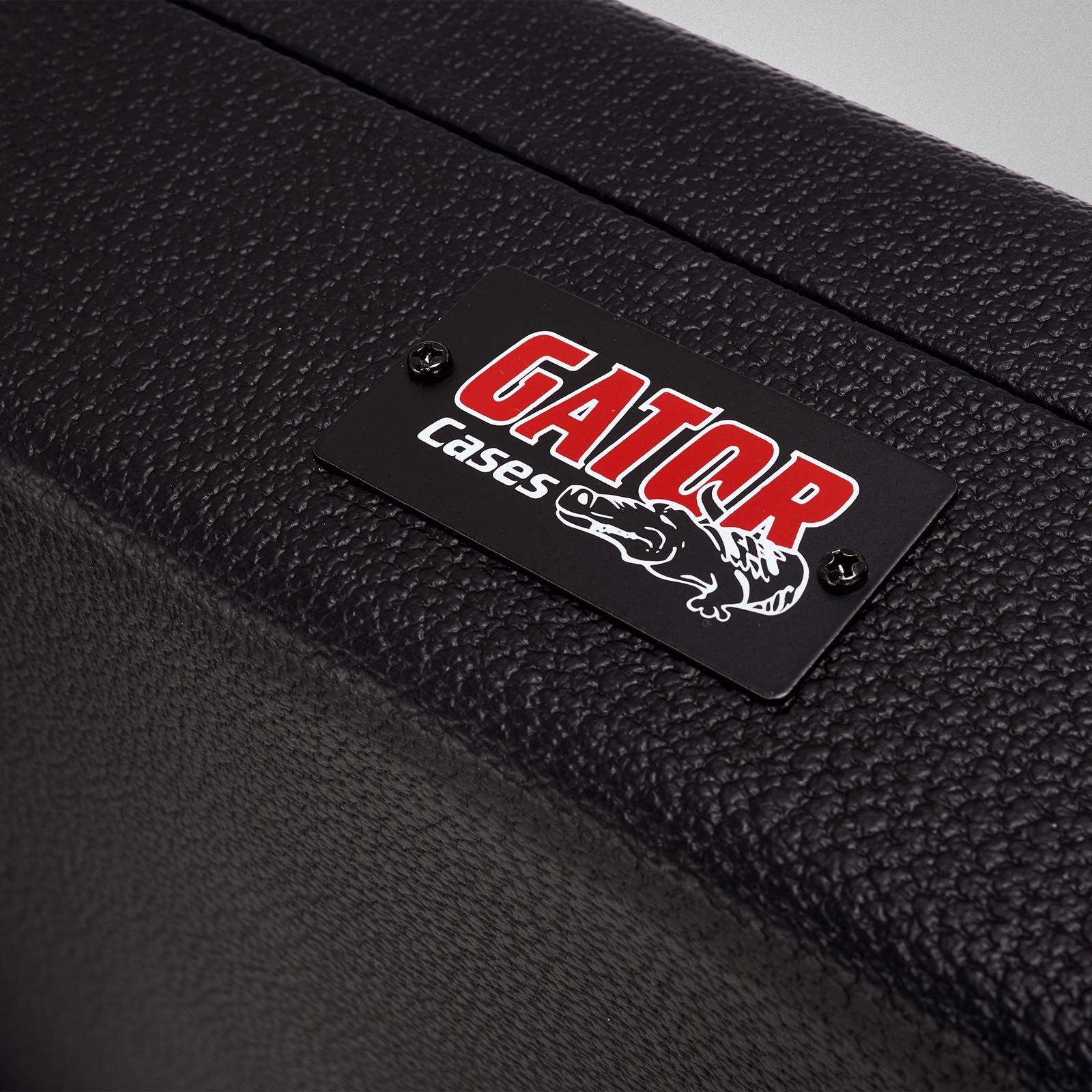 Log auf dem Gator Deluxe Case Bass