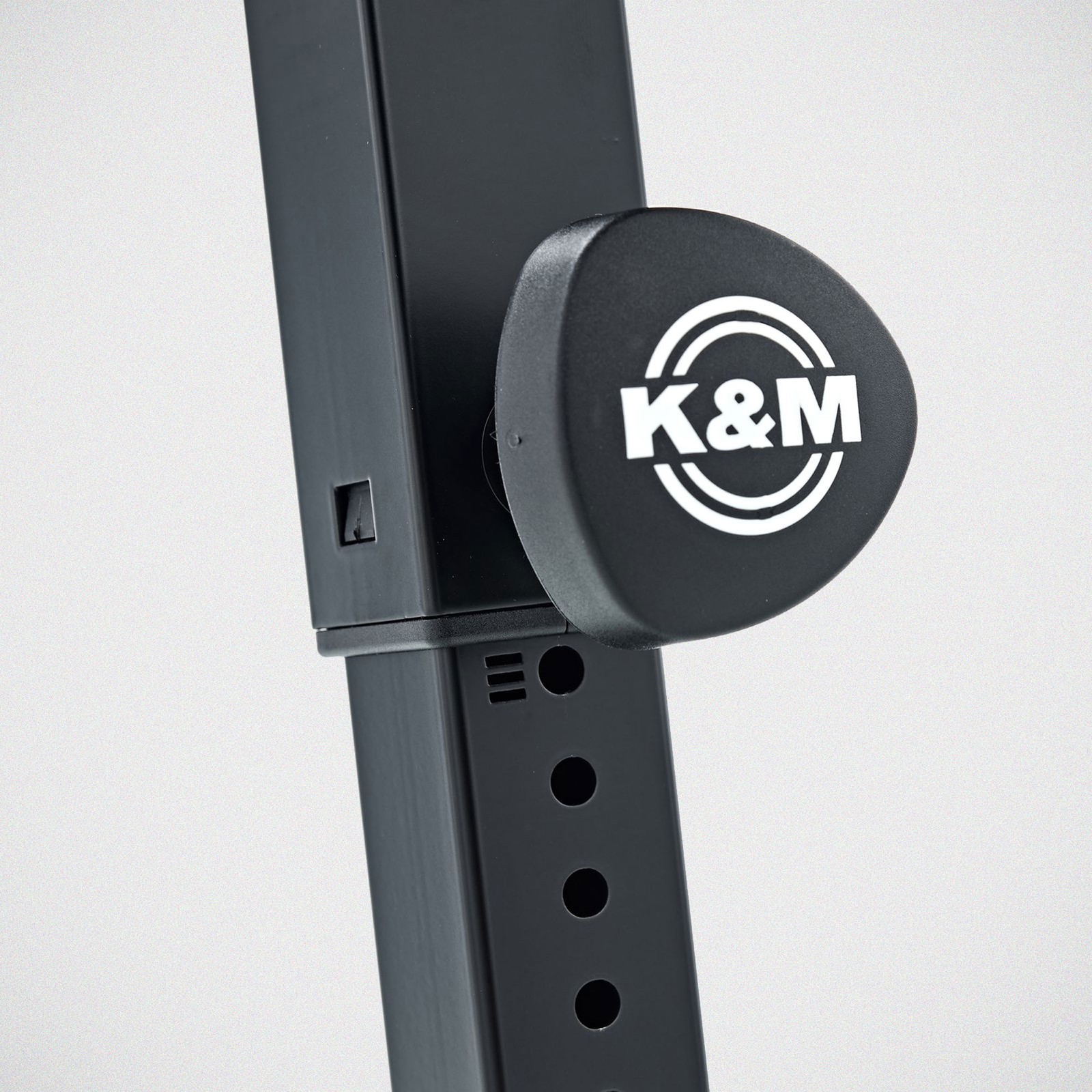 Rast-Klemmschrauben am K&M 18810 Omega Black Keyboardständer