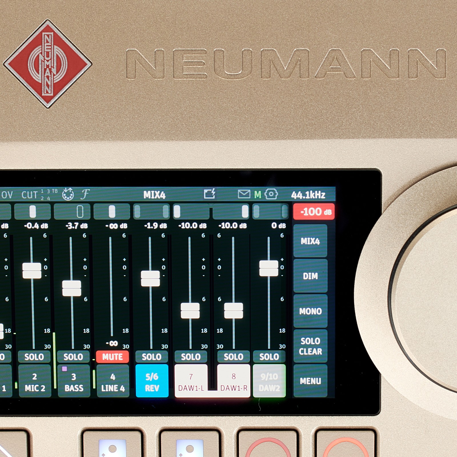  Logo auf dem Neumann MT 48 U, 12 x 16 USB 2.0 Audiointerface