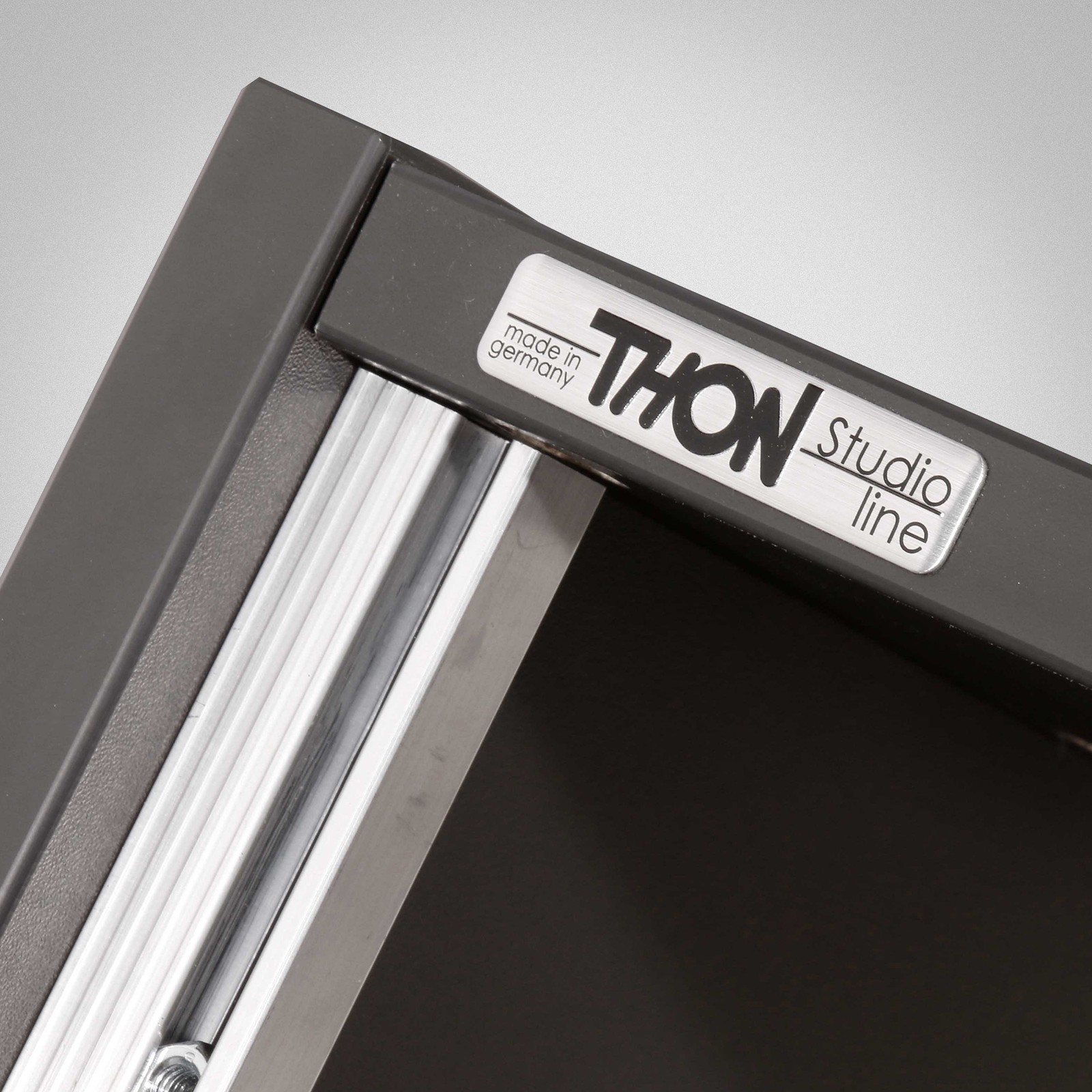 Thon Logo auf Thon Studio Side Rack 10U BK