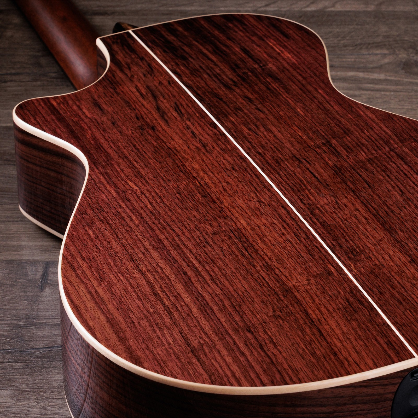 Taylor 812ce Next Generation, Rückseite der Westerngitarre mit Tonabnehmer