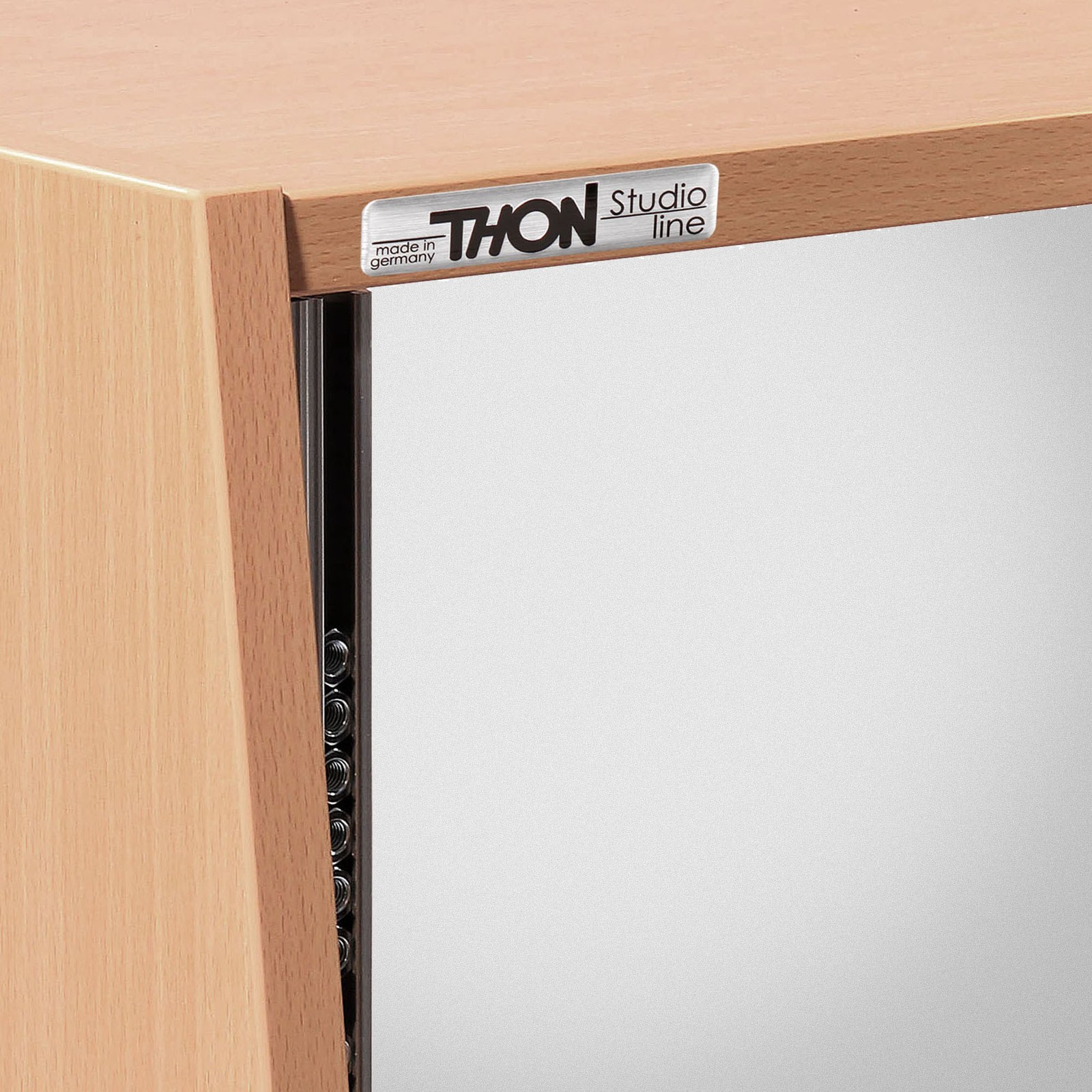Thon Studio Desktop Rack 6U Beech, Logo auf dem 6 HE Desktop-Rack